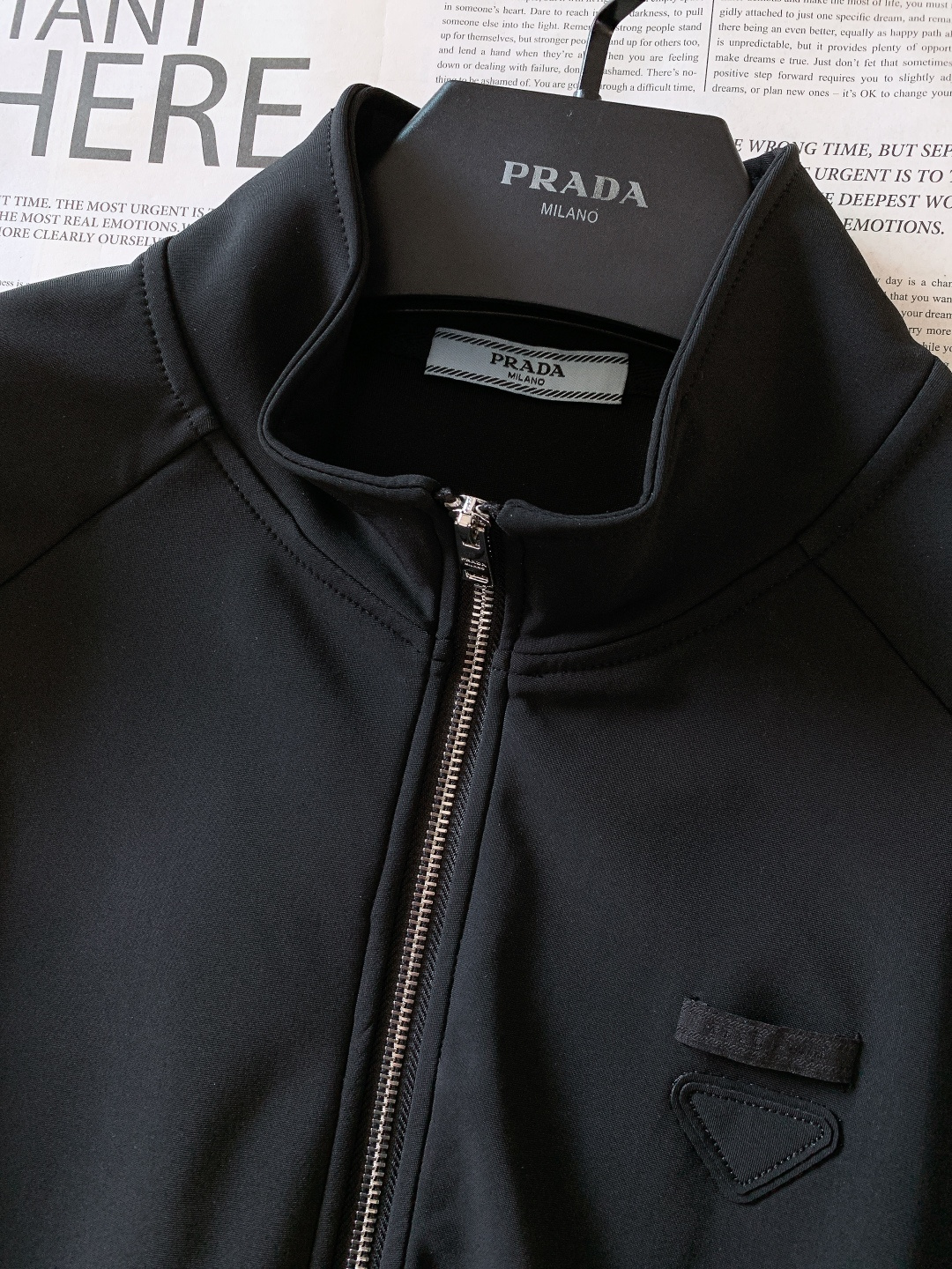 Prada 普拉达 2025FW秋冬新品 时尚休闲套装，进口定制面料打造，舒适透气，质地超赞，客供五金辅