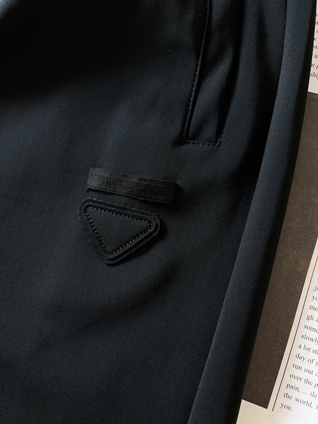 Prada 普拉达 2025FW秋冬新品 时尚休闲套装，进口定制面料打造，舒适透气，质地超赞，客供五金辅