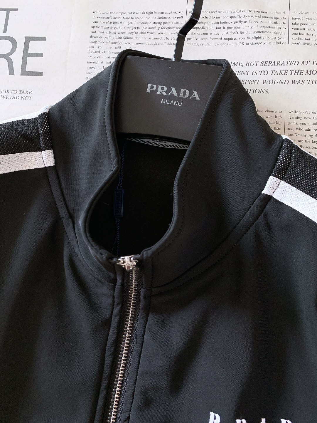 Prada 普拉达 2025FW秋冬新品 休闲织带印花套装，进口定制面料打造，舒适透气，质地超赞，客供五