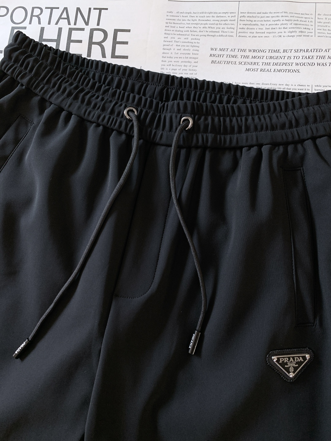 Prada 普拉达 2025FW秋冬新品 时尚休闲套装，进口定制面料打造，舒适透气，质地超赞，客供五金辅