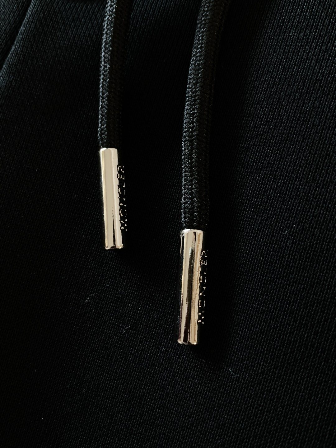 Moncler 蒙口 2025FW秋冬新品尼龙工装贴袋棉质运动休闲卫裤 常规直筒设计裁剪兼具个性时尚范儿