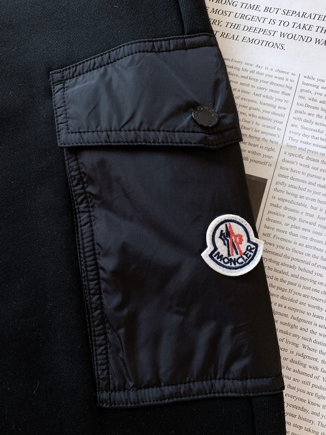 Moncler 蒙口 2025FW秋冬新品尼龙工装贴袋棉质运动休闲卫裤 常规直筒设计裁剪兼具个性时尚范儿