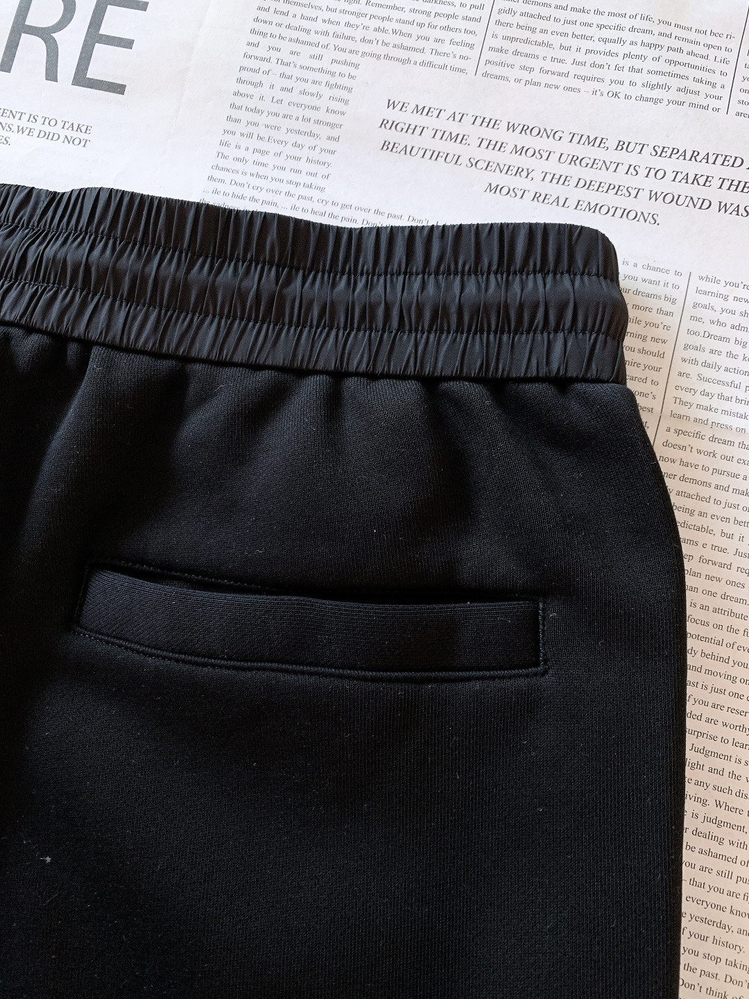 Moncler 蒙口 2025FW秋冬新品尼龙工装贴袋棉质运动休闲卫裤 常规直筒设计裁剪兼具个性时尚范儿