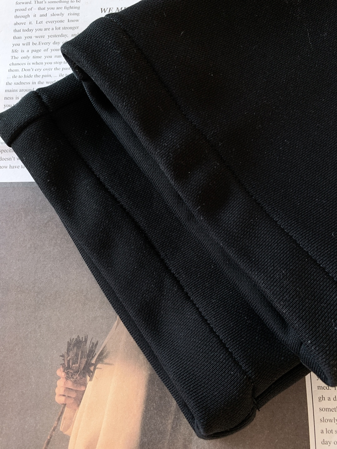 Moncler 蒙口 2025FW秋冬新品尼龙工装贴袋棉质运动休闲卫裤 常规直筒设计裁剪兼具个性时尚范儿