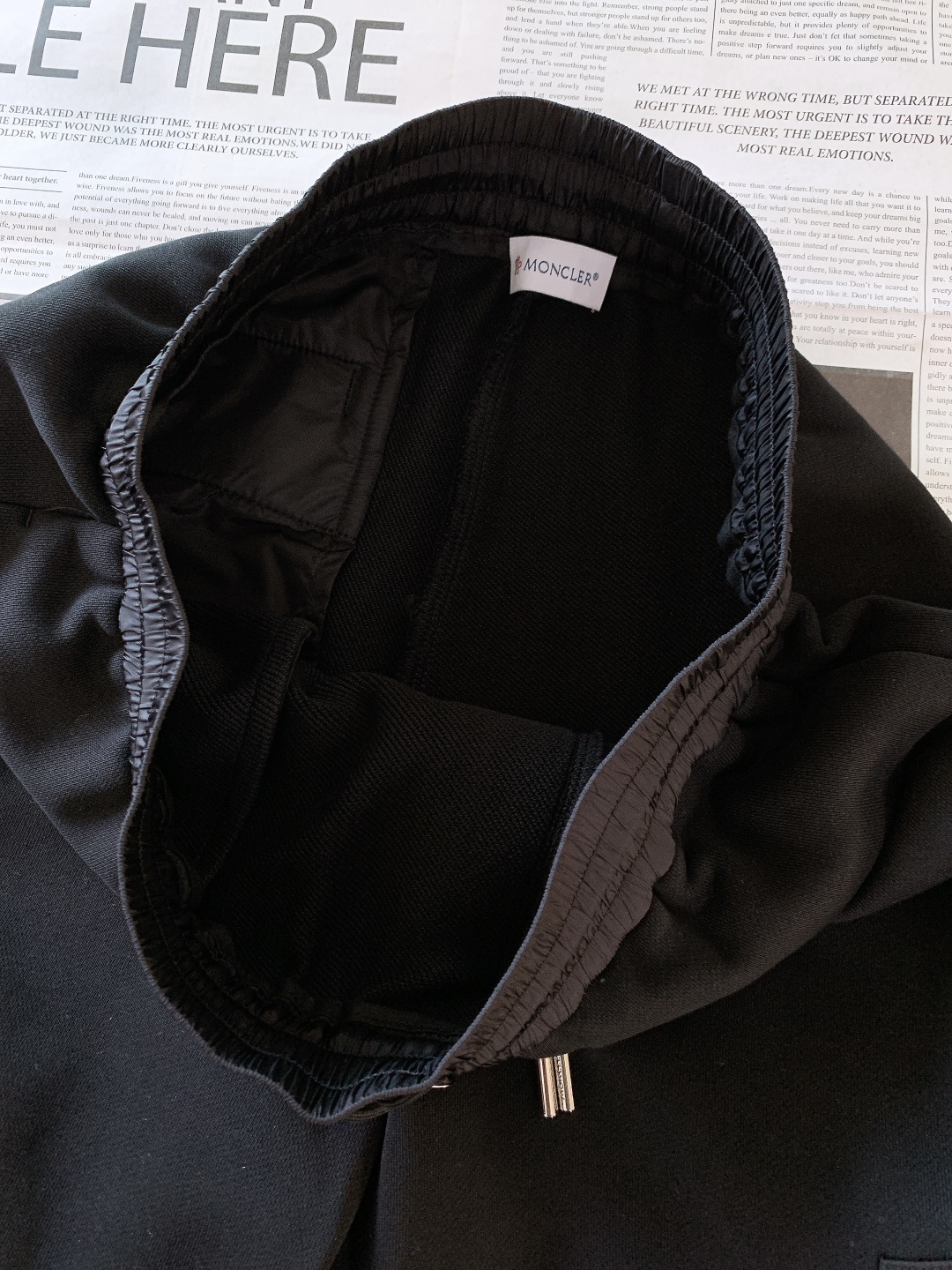 Moncler 蒙口 2025FW秋冬新品尼龙工装贴袋棉质运动休闲卫裤 常规直筒设计裁剪兼具个性时尚范儿