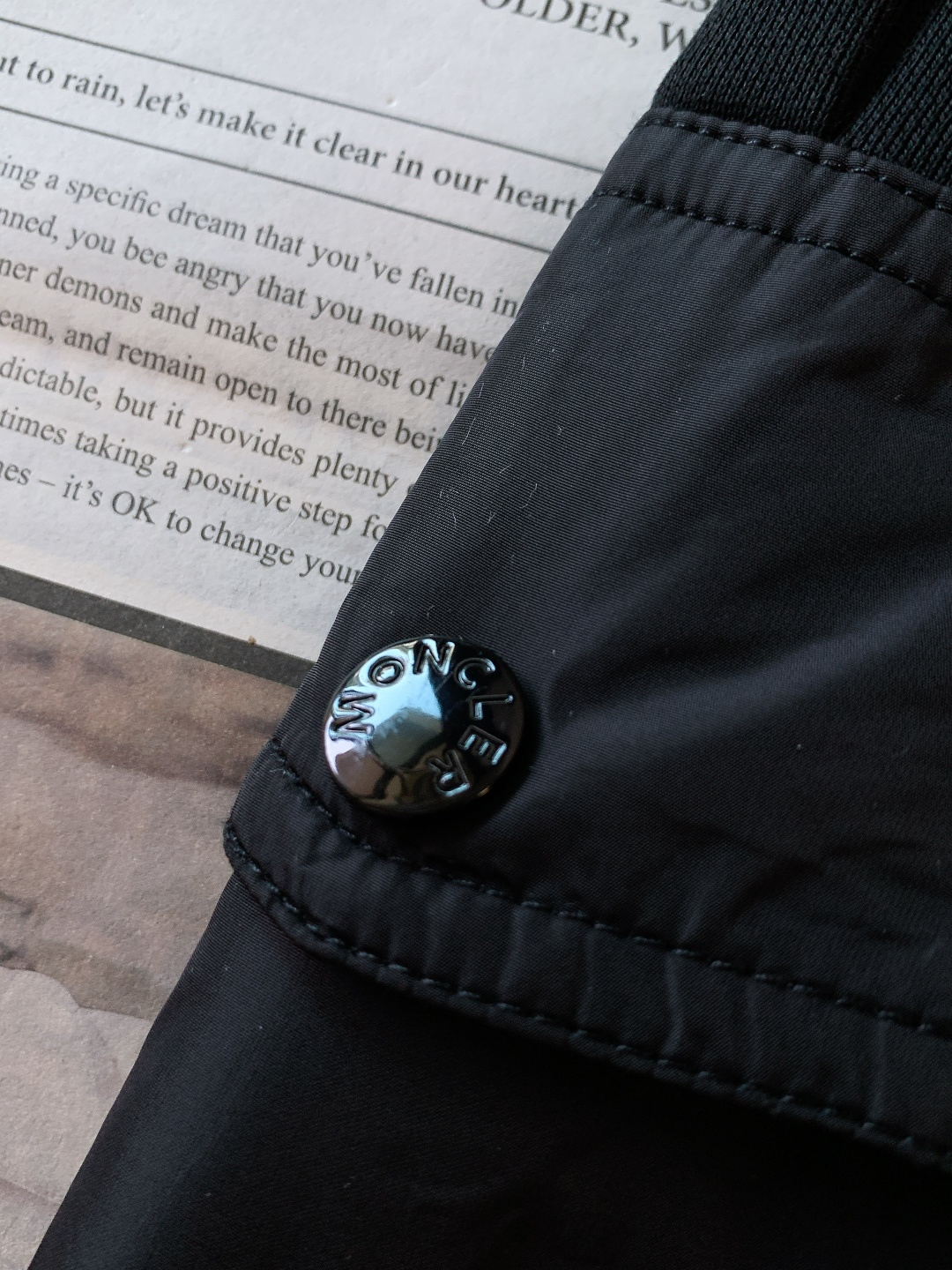 Moncler 蒙口 2025FW秋冬新品尼龙工装贴袋棉质运动休闲卫裤 常规直筒设计裁剪兼具个性时尚范儿