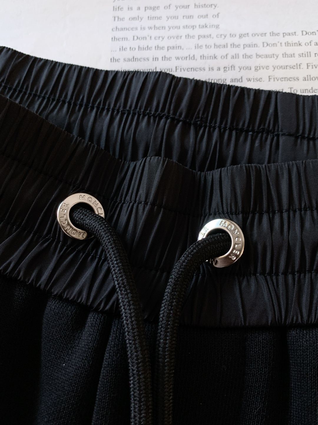 Moncler 蒙口 2025FW秋冬新品尼龙工装贴袋棉质运动休闲卫裤 常规直筒设计裁剪兼具个性时尚范儿