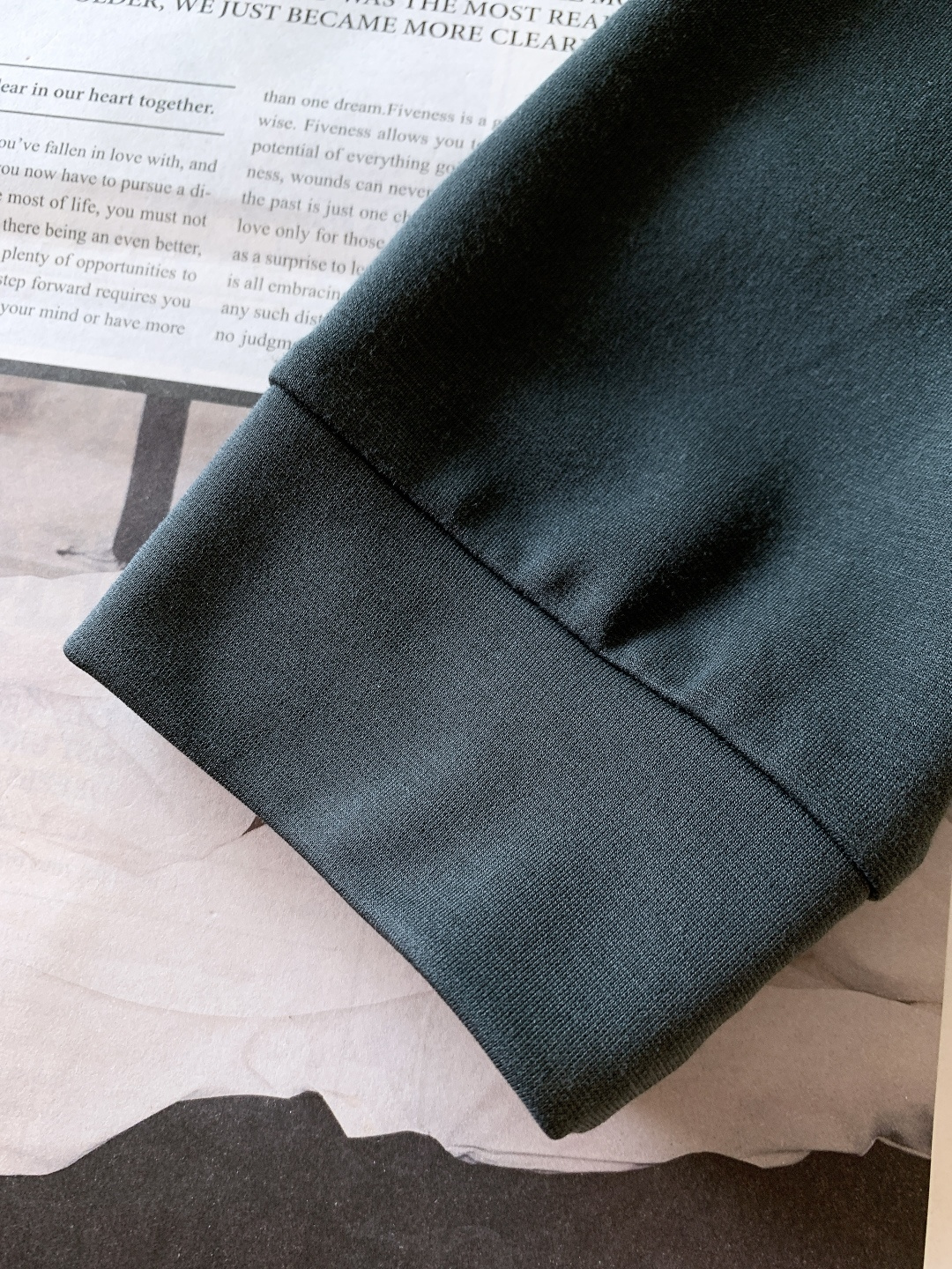 Burberry 巴宝莉 2025FW秋冬新品BBR 圆领长袖 男女同款材质 桑蚕丝➕山羊绒 聚酯纤维 