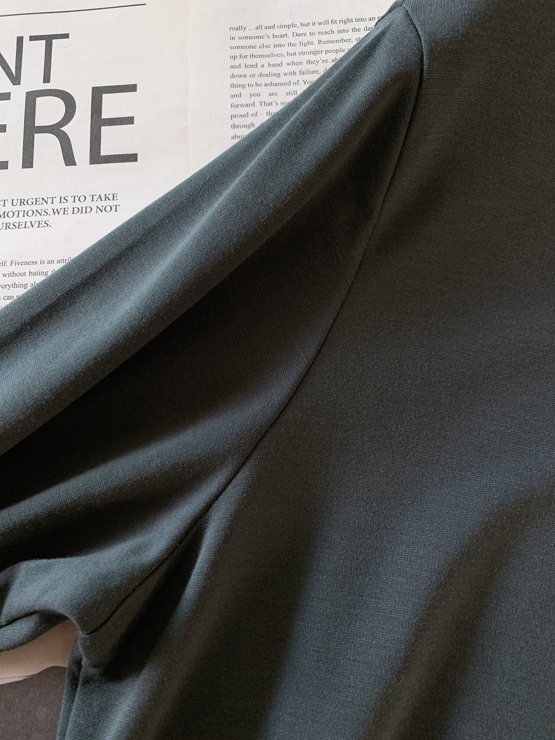 Burberry 巴宝莉 2025FW秋冬新品BBR 圆领长袖 男女同款材质 桑蚕丝➕山羊绒 聚酯纤维 