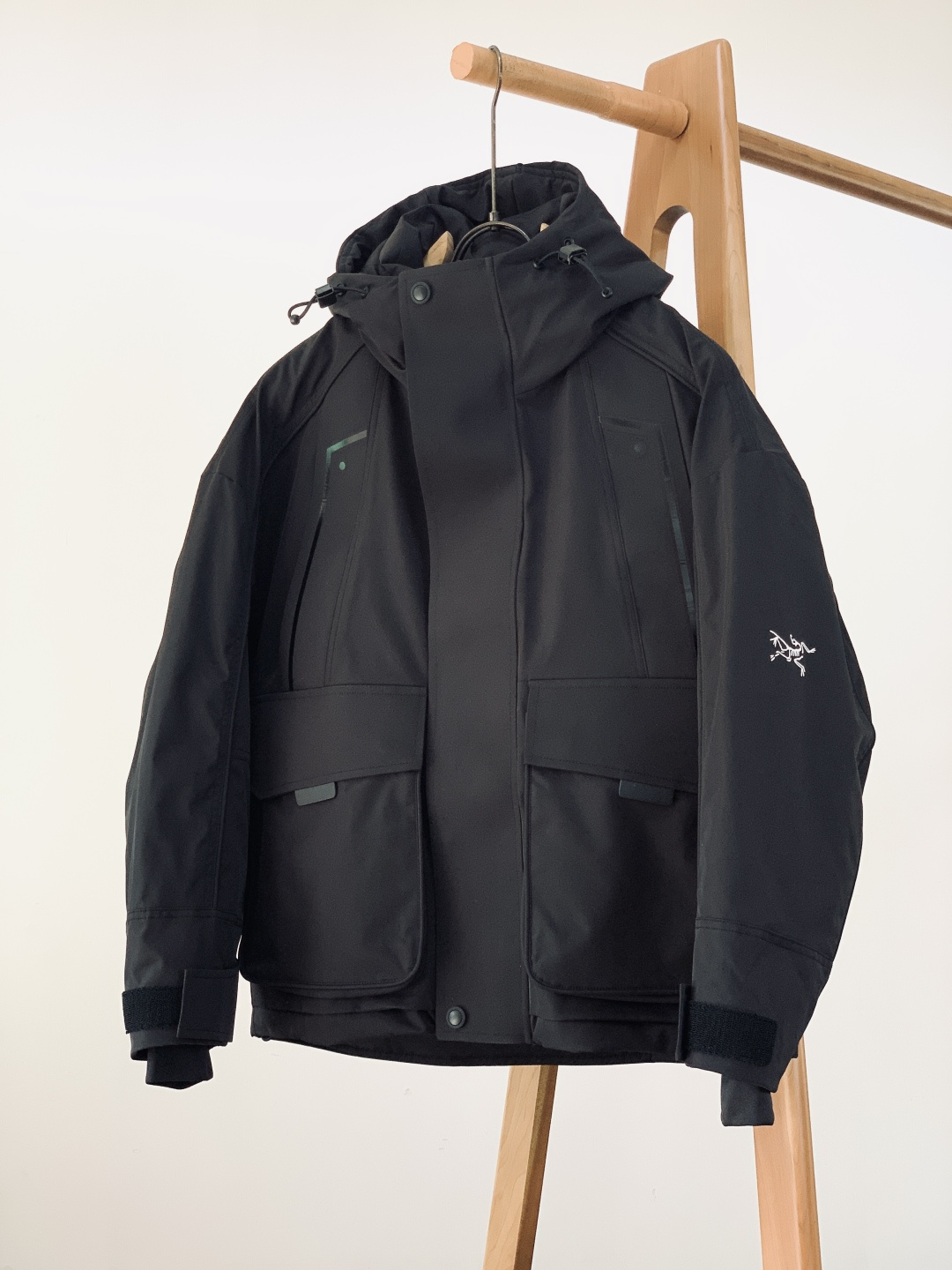 NO:691326,ARCTERYX 2025FW autumn and winter new product, outdoor functional hooded down jacket. The inner bladder is filled with 90% white duck down. The down has high fluffiness and good resilience. Its temperature locking performance is far superior to ordinary down. It can keep the body dry and warm in low temperature environments. The lightweight design does not feel bulky and heavy, making it suitable for outdoor travel or daily commuting.  The brim of the hat is engraved with the brand's letter logo, and is equipped with a drawstring adjustment buckle, which can be adjusted according to needs, and is windproof and fits the head; the large-size workwear style patch pocket on the front, with black edges to outline the outline, combines practicality and design, and can easily store small items; the cuffs can be freely adjusted to effectively block the intrusion of cold wind, and the windproof performance is enhanced in the details; the Arc'teryx classic logo on the arms and back is made of three-dimensional embroidery technology, with outstanding texture and full recognition;  The inner side of the body is spliced with breathable mesh to improve air circulation, avoid stuffiness, and balance warmth and breathability. The black model is low-key and calm, suitable for hardcore outdoor wear; the white model is simple and advanced, and the contrasting hemming design makes it more fashionable. It can be easily held whether it is paired with jacket pants for outdoor style or jeans for a casual urban look. It is a must-have item for autumn and winter that has both function and appearance. ……………………………………………………  SizeM-XXL,arc'teryx,jeans,down jacket,hats,19860909ARCTERYX 始祖鸟 2025FW秋冬新品 户外机能连帽羽绒服.内胆填充90白鸭绒,绒朵蓬松度高、回弹性好,锁温性能远超普通羽绒,在低温环境下也能保持身体干爽温暖,轻量化设计还不会有臃肿负重感,户外出行或日常通勤都适配. 帽檐处印刻品牌字母标识,搭配抽绳调节扣,可根据需求调整松紧,防风又贴合头部； 正面大尺寸工装风贴袋,边缘黑色包边勾勒轮廓,兼具实用性与设计感,随身小物轻松收纳； 可自由调节袖口松紧,有效阻挡冷风灌入,细节处强化防风性能； 手臂与后背的始祖鸟经典标识采用立体刺绣工艺,质感突出,辨识度拉满； 衣身内侧拼接透气网布,提升穿着时的空气流通性,避免闷热感,兼顾保暖与透气. 黑色款低调沉稳,适配户外硬核穿搭；白色款简约高级,撞色包边设计更显时尚感,无论是搭配冲锋裤走户外风,还是配牛仔裤打造城市休闲造型,都能轻松hold住,是兼具机能与颜值的秋冬刚需单品. …………………………………………………… SizeM-XXL,arc'teryx,jeans,down jacket,hats,,Men's clothing