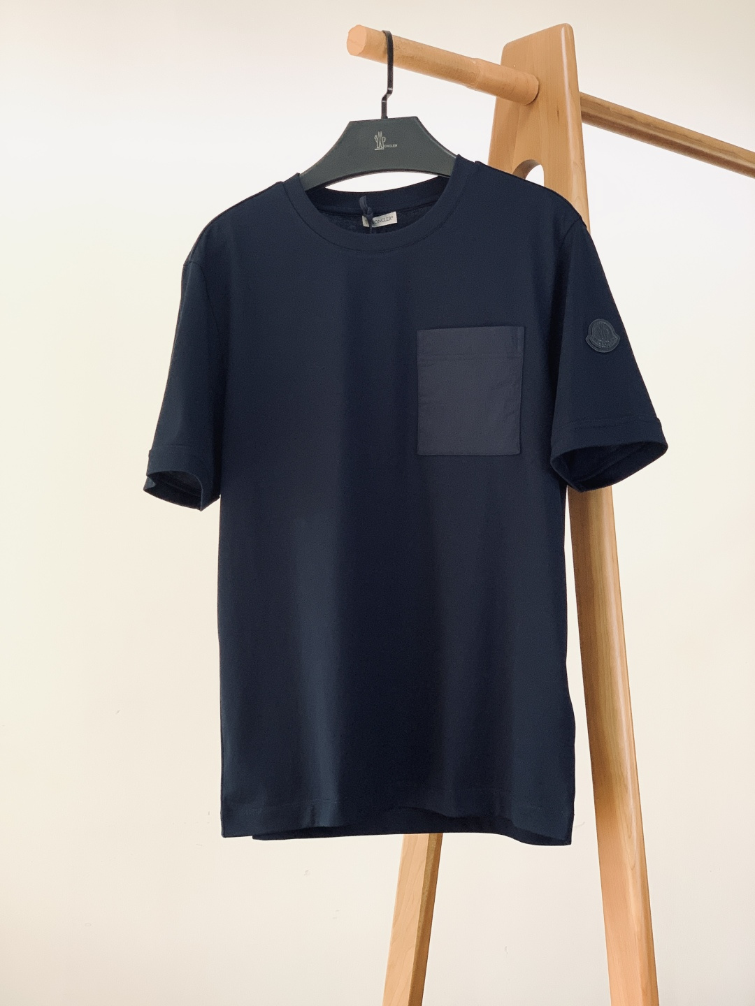 NO:703856,Moncler Mouth 2026SS Early Spring New Products  Casual pullover T-shirt. After the high-count long-staple cotton is treated with liquid ammonia, the fabric surface is smooth and has no clutter. The double-sided weaving process makes the fabric more stiff and durable, and it still maintains the shape after multiple washings. The leather logo on the cuffs is embossed, giving it a three-dimensional texture; the spliced pockets on the chest are both beautiful and practical. The minimalist silhouette and classic three colors can not only become a comfortable base for daily wear, but also show off your dressing taste with the brand's genes. It is a classic item worth buying in summer. ……………………………………………………  SizeM-3XL,,Moncler,tees,t-shirt,19860909Moncler 蒙口 2026SS早春新品 休闲套头T恤.高支长绒棉经液氨处理后,布面平整无杂感,双面织造工艺让面料更挺括耐穿,多次洗涤依旧保持版型.袖口皮质徽标采用压印工艺,质感立体；胸前拼接口袋则兼顾美观与实用性.极简廓形搭配经典三色,既能成为日常穿搭的舒适基底,也能凭借品牌基因彰显穿搭品味,是夏日值得入手的经典单品. …………………………………………………… SizeM-3XL,,Moncler,tees，t-shirt,,Men's clothing