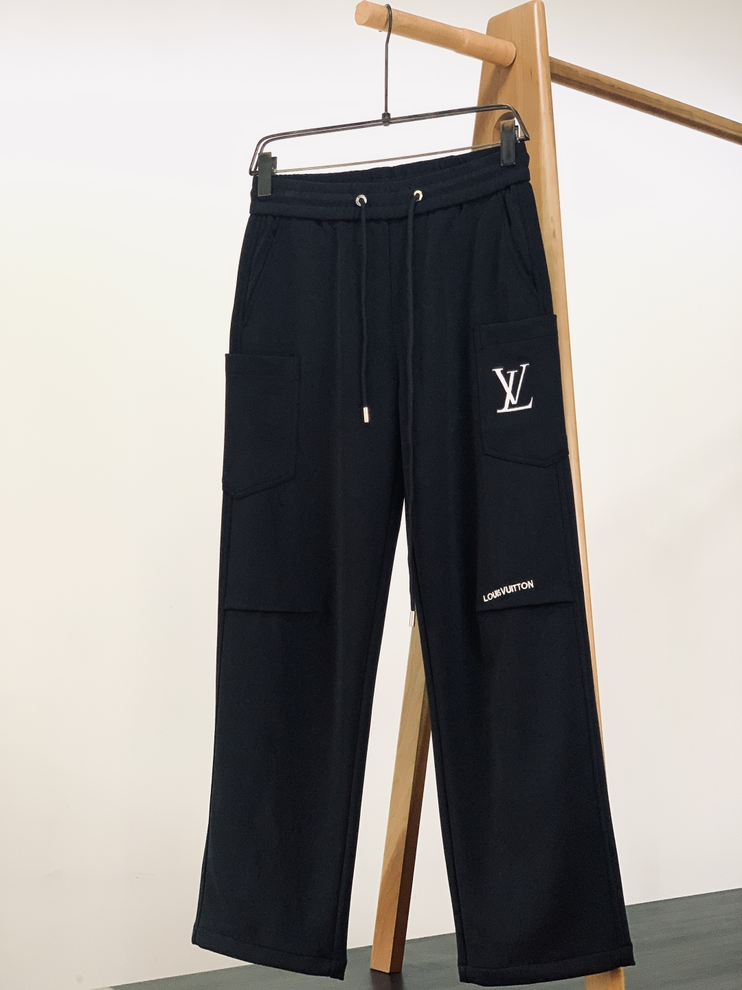 LouisVuitton 路易威登 2025FW秋冬新品 刺绣抽绳休闲裤时尚系列，独特设计，抽绳休闲长裤