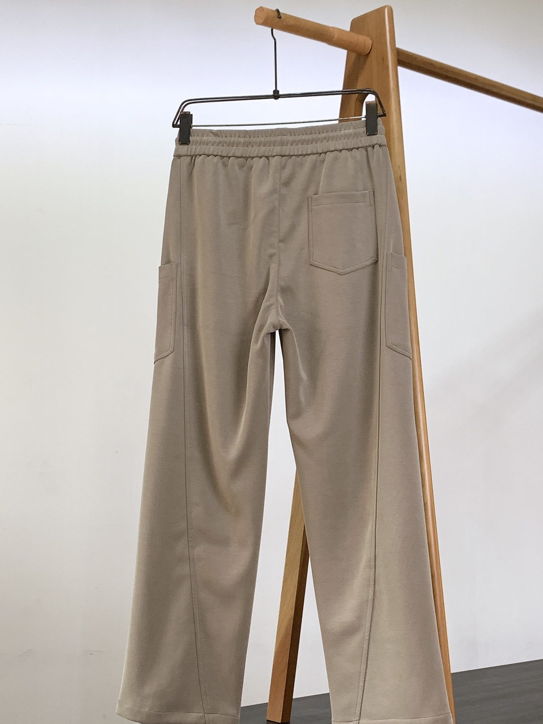 LouisVuitton 路易威登 2025FW秋冬新品 刺绣抽绳休闲裤时尚系列，独特设计，抽绳休闲长裤