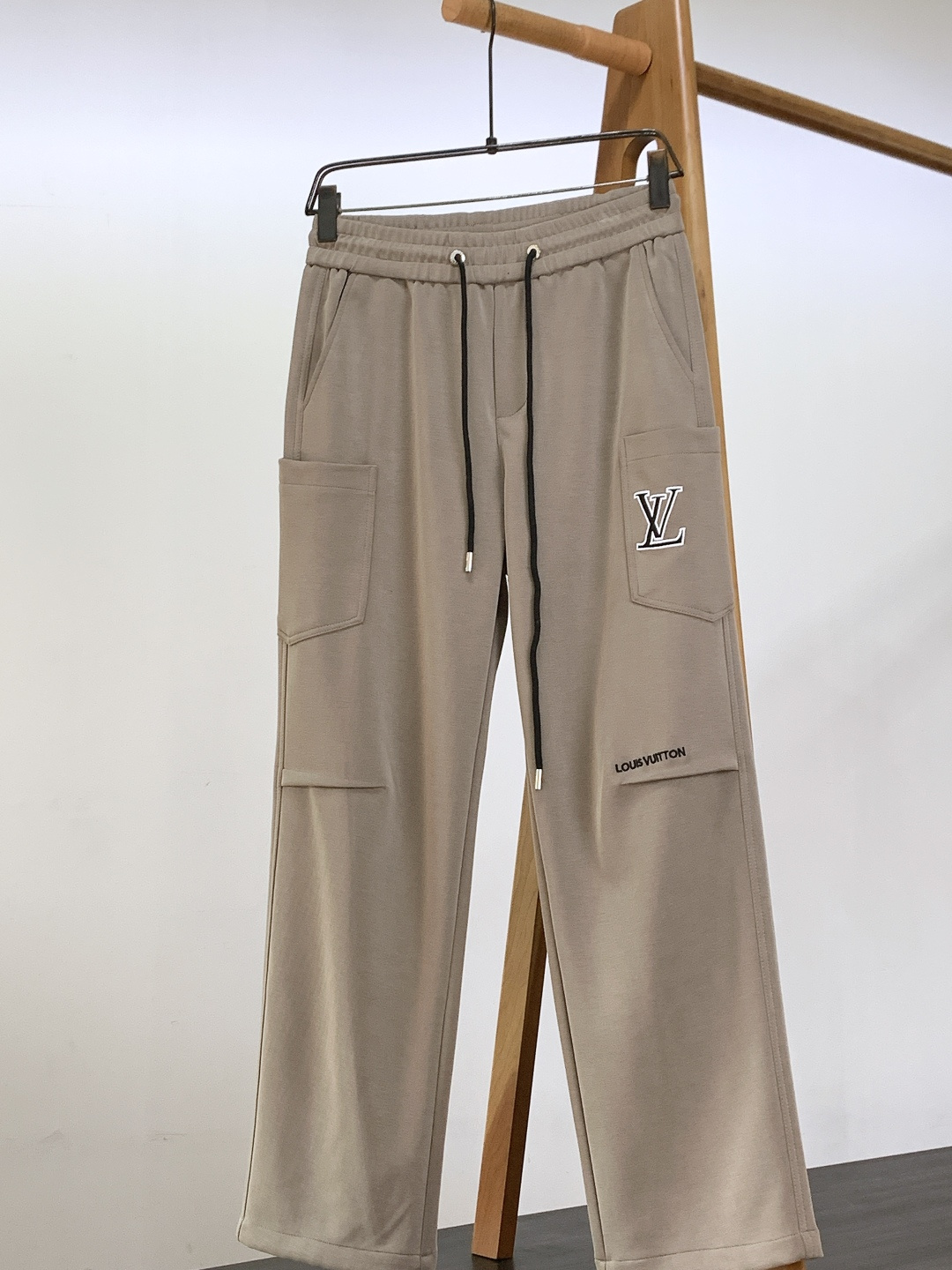 LouisVuitton 路易威登 2025FW秋冬新品 刺绣抽绳休闲裤时尚系列，独特设计，抽绳休闲长裤