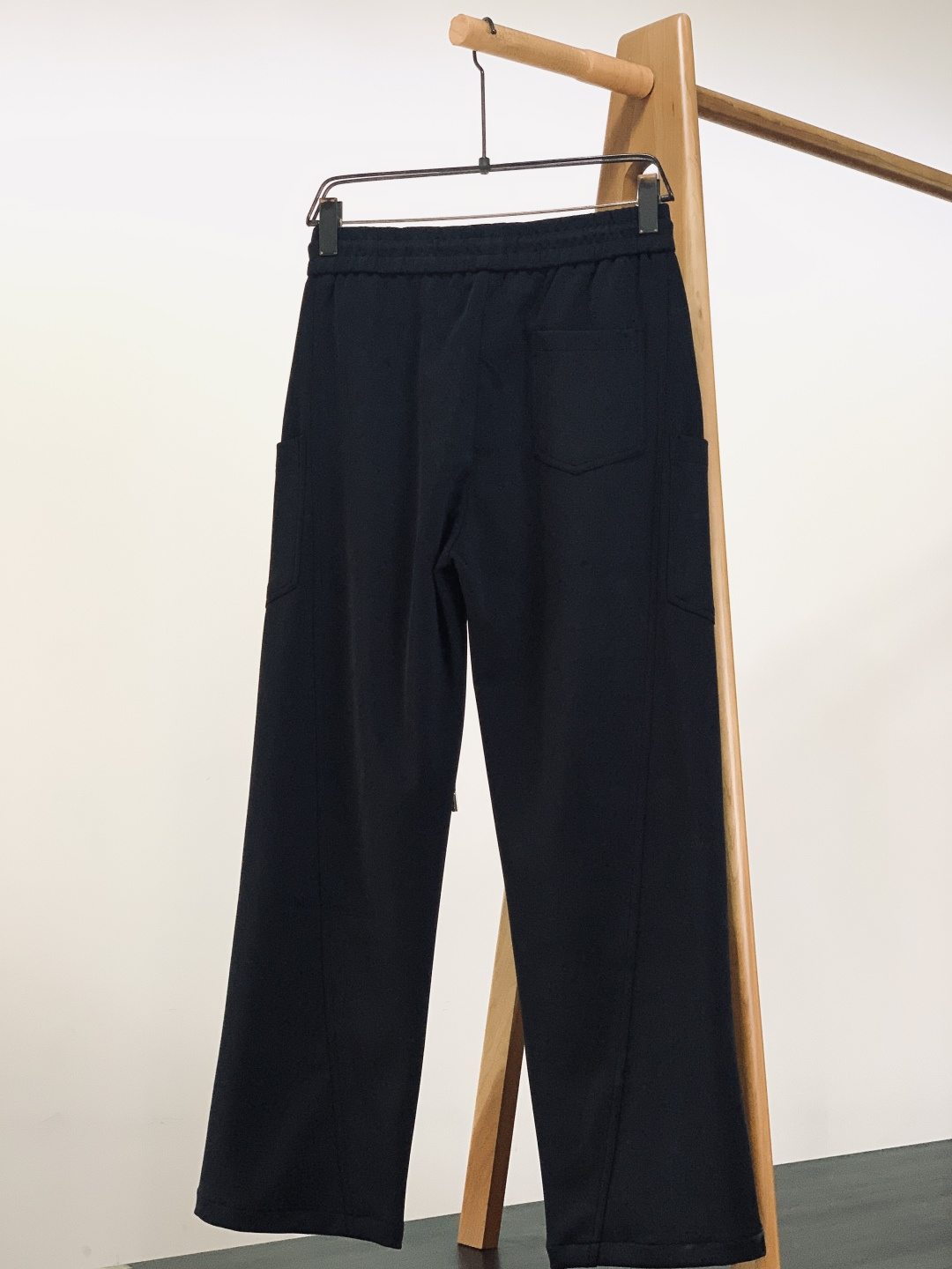 LouisVuitton 路易威登 2025FW秋冬新品 刺绣抽绳休闲裤时尚系列，独特设计，抽绳休闲长裤