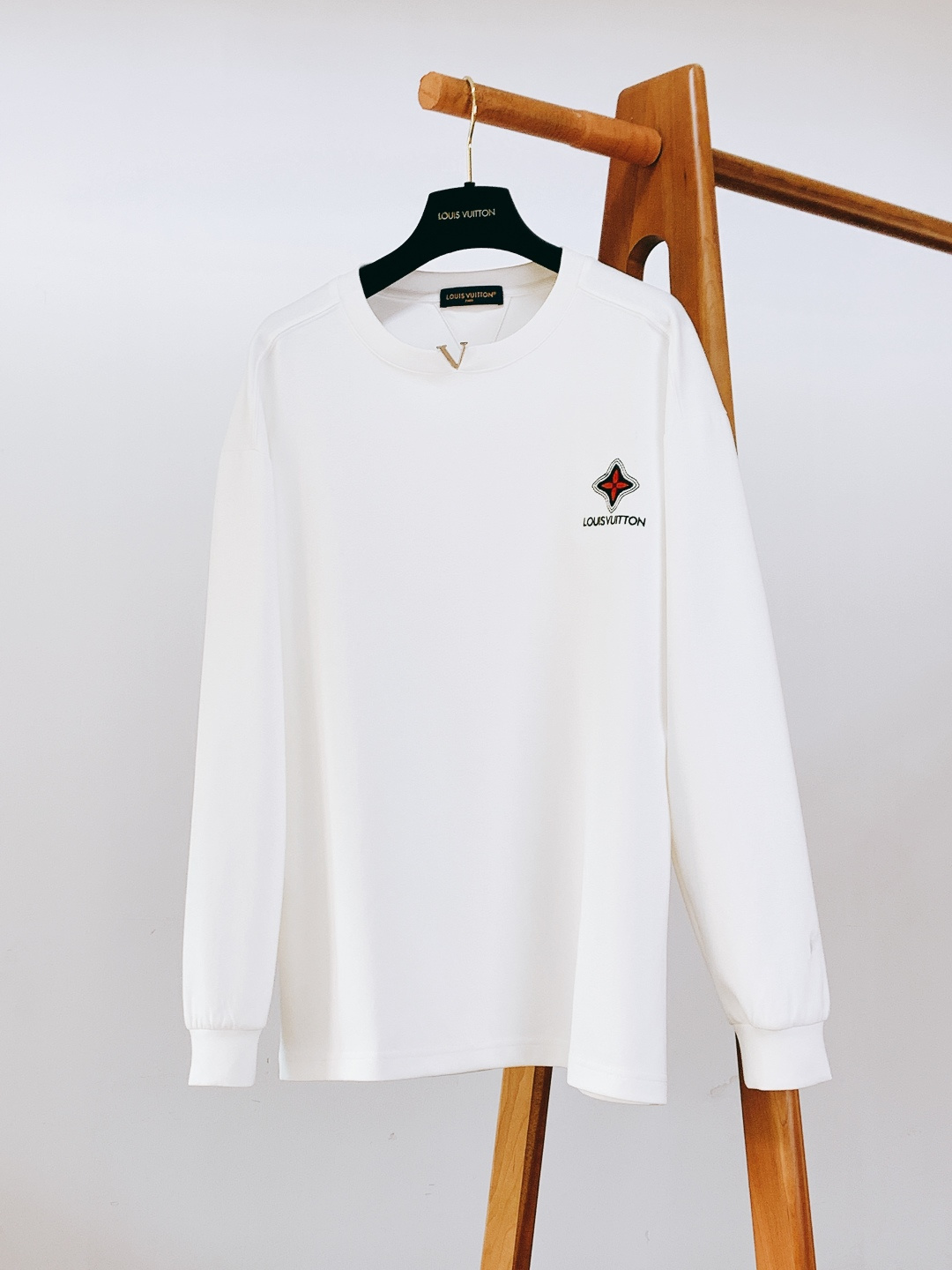 LouisVuitton 路易威登 2025FW秋冬新品 休闲长袖打底衫，将经典Monogram元素以刺