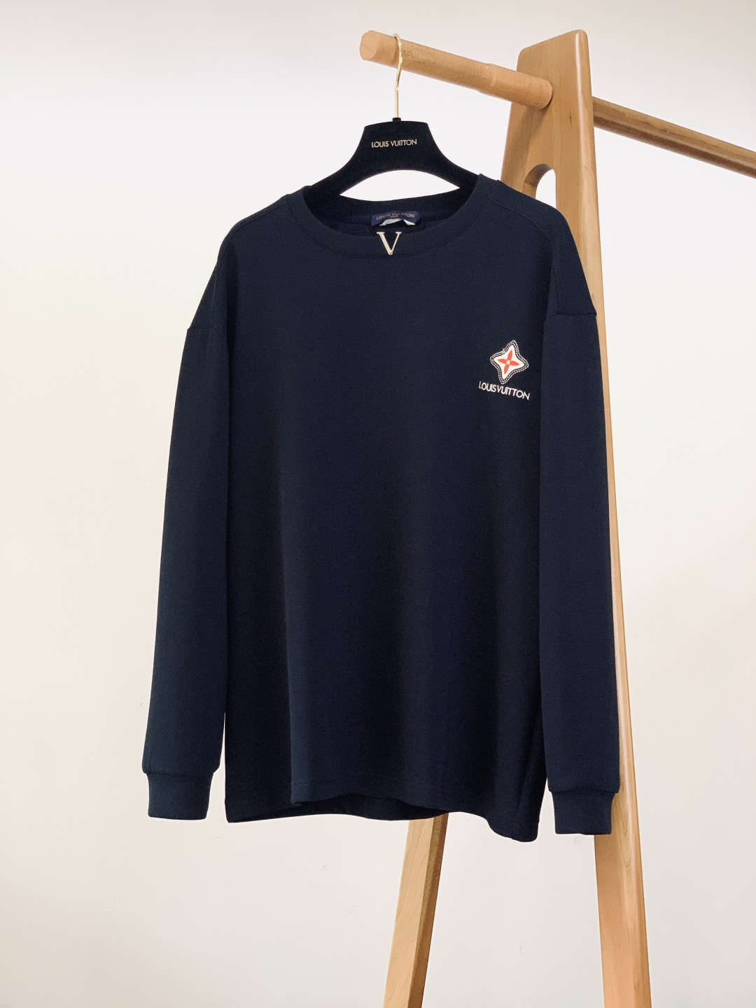 LouisVuitton 路易威登 2025FW秋冬新品 休闲长袖打底衫，将经典Monogram元素以刺