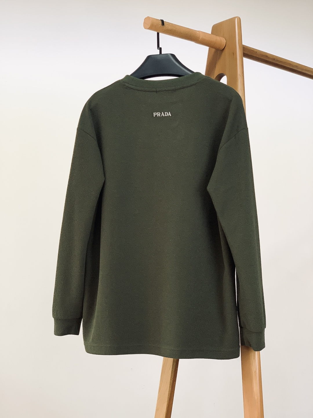 Prada 普拉达 2025FW秋冬新品 休闲长袖打底衫，把意式极简与品牌标识感揉合得恰到好处。面料自带