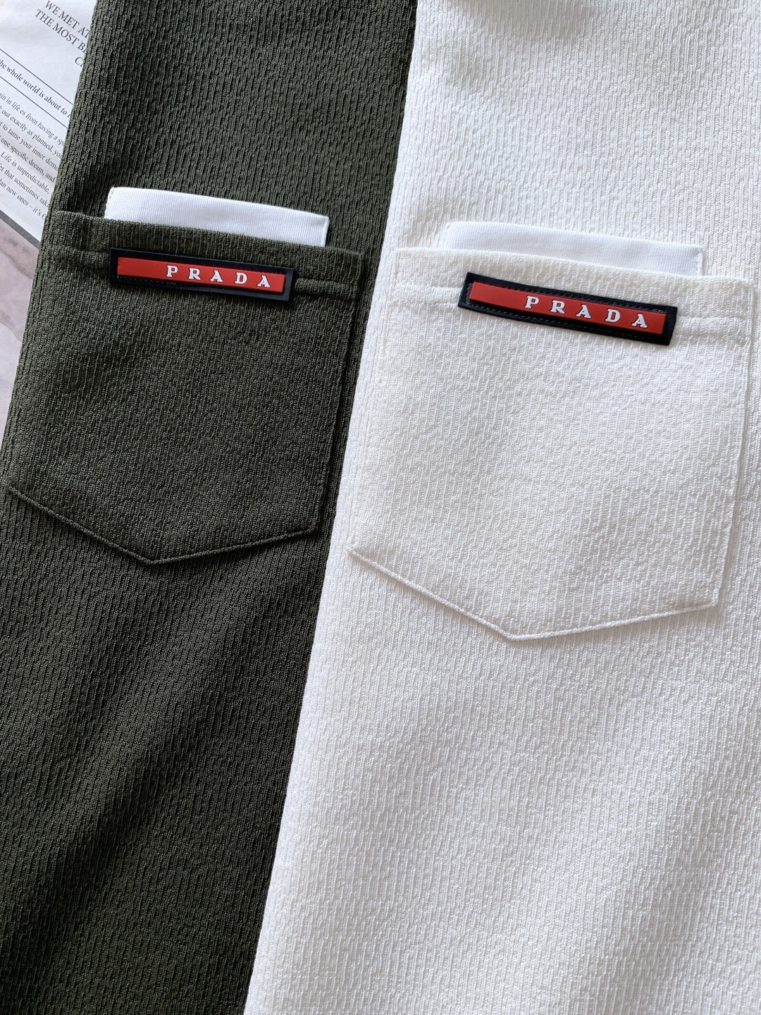 Prada 普拉达 2025FW秋冬新品 休闲长袖打底衫，把意式极简与品牌标识感揉合得恰到好处。面料自带