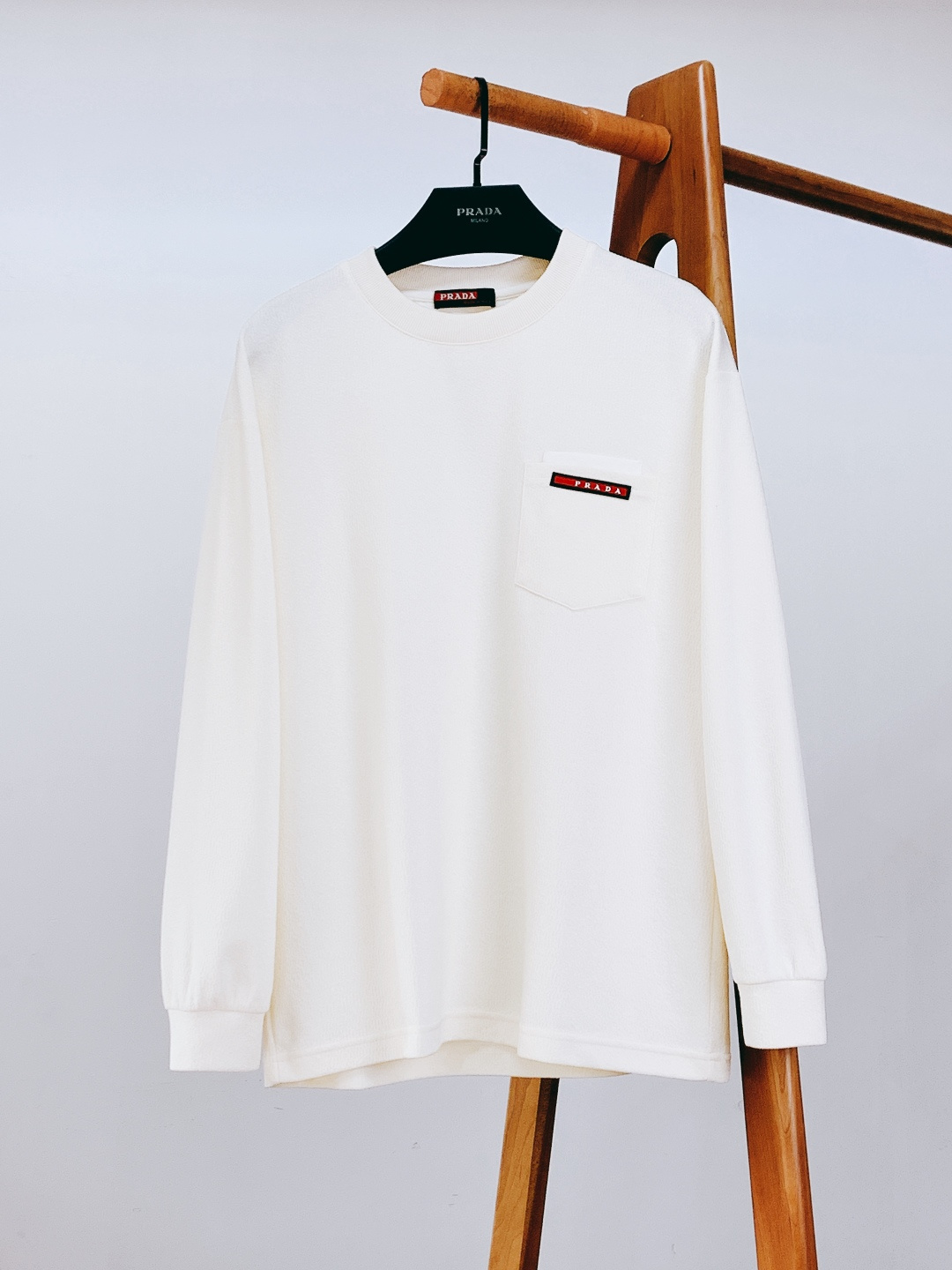 Prada 普拉达 2025FW秋冬新品 休闲长袖打底衫，把意式极简与品牌标识感揉合得恰到好处。面料自带