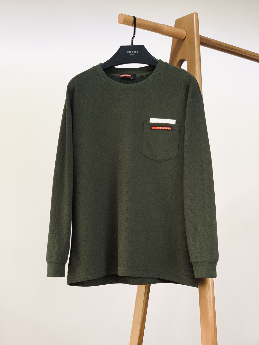 Prada 普拉达 2025FW秋冬新品 休闲长袖打底衫，把意式极简与品牌标识感揉合得恰到好处。面料自带