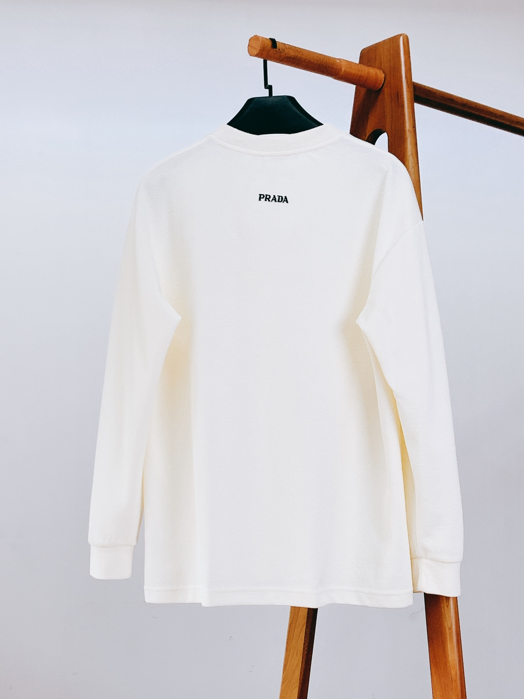 Prada 普拉达 2025FW秋冬新品 休闲长袖打底衫，把意式极简与品牌标识感揉合得恰到好处。面料自带