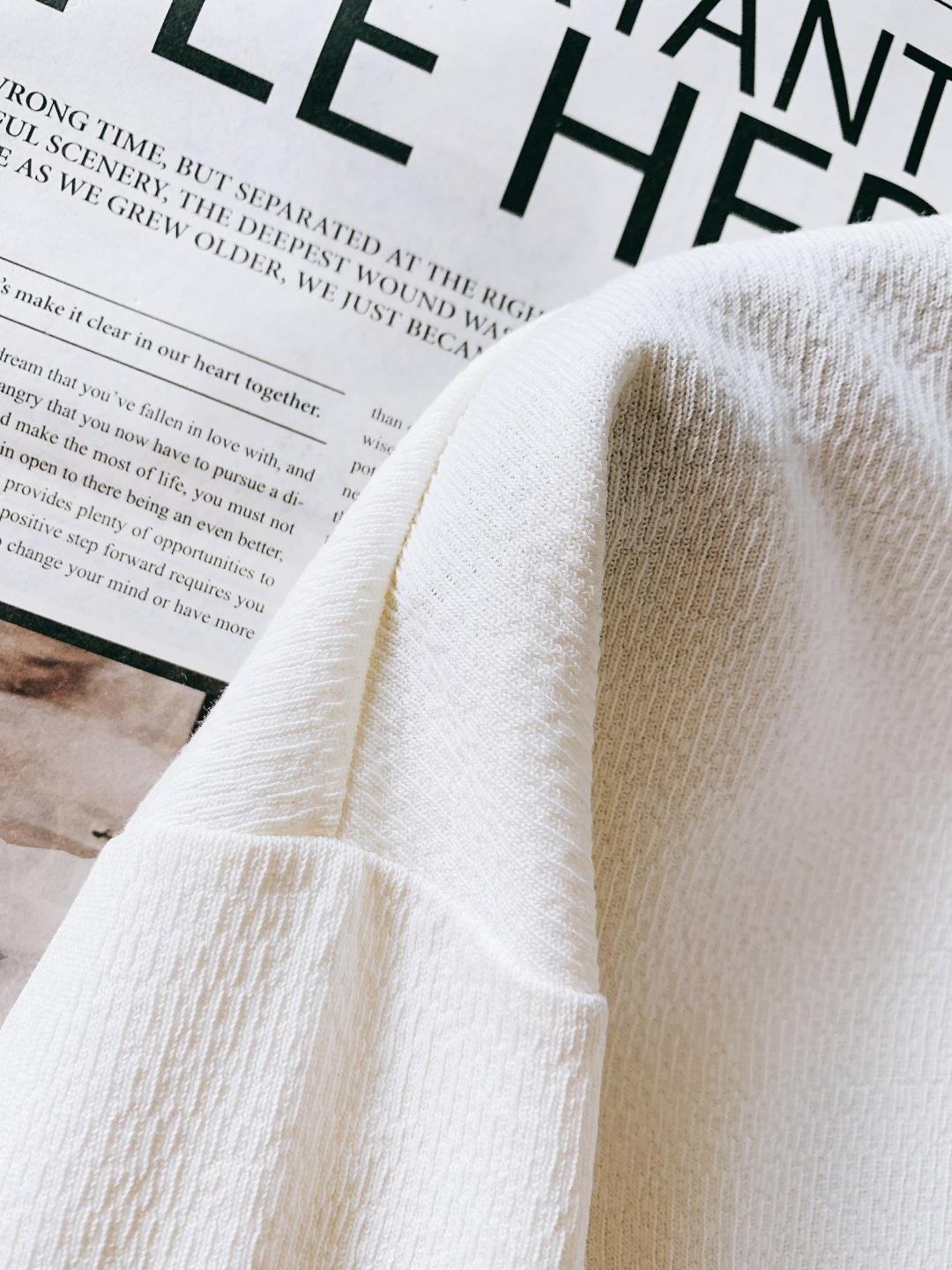 Prada 普拉达 2025FW秋冬新品 休闲长袖打底衫，把意式极简与品牌标识感揉合得恰到好处。面料自带