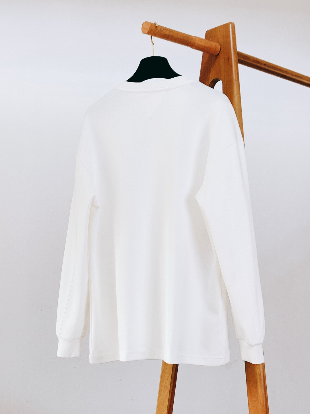 LouisVuitton 路易威登 2025FW秋冬新品 休闲长袖打底衫，将经典Monogram元素以刺