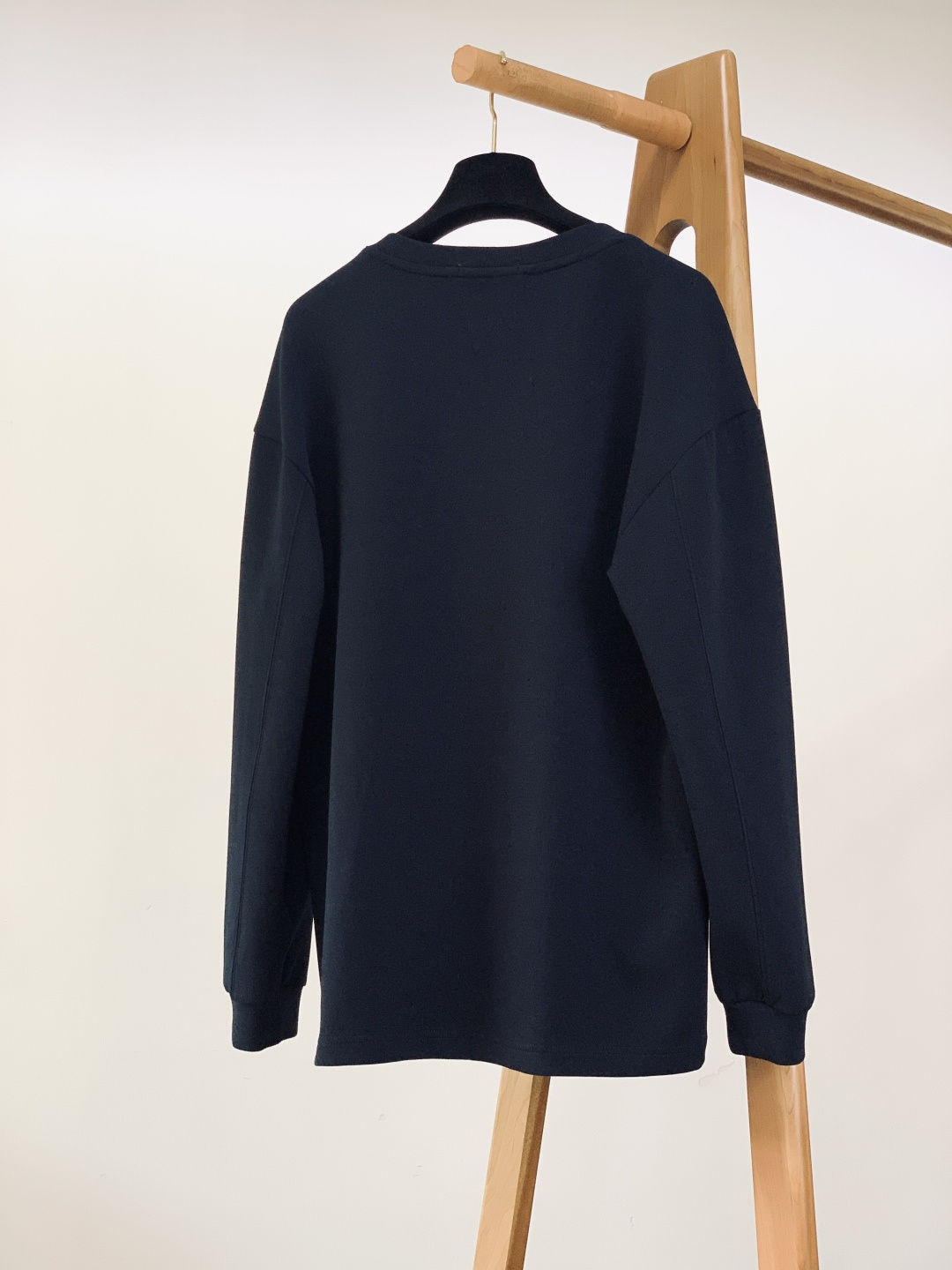 LouisVuitton 路易威登 2025FW秋冬新品 休闲长袖打底衫，将经典Monogram元素以刺