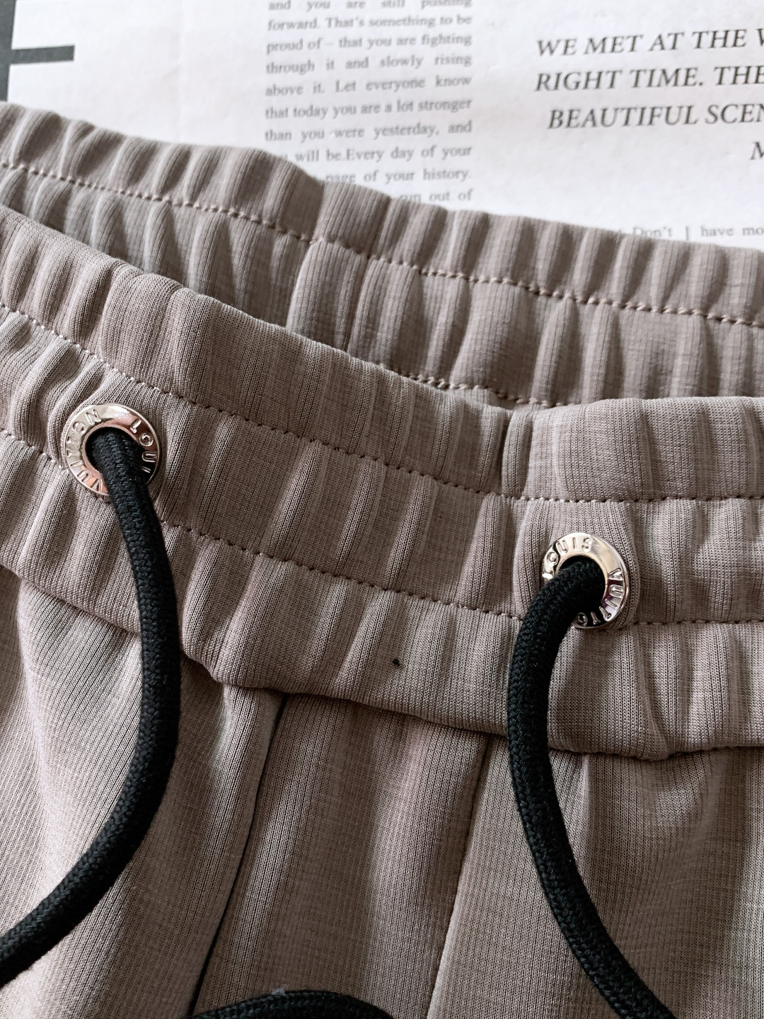 LouisVuitton 路易威登 2025FW秋冬新品 刺绣抽绳休闲裤时尚系列，独特设计，抽绳休闲长裤
