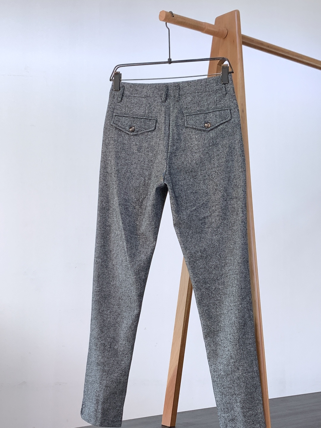 LoroPiana L.P FW秋冬新品 这款lP🆕休闲裤选用高支羊毛芝麻点面料打造，面料表面呈现出细密