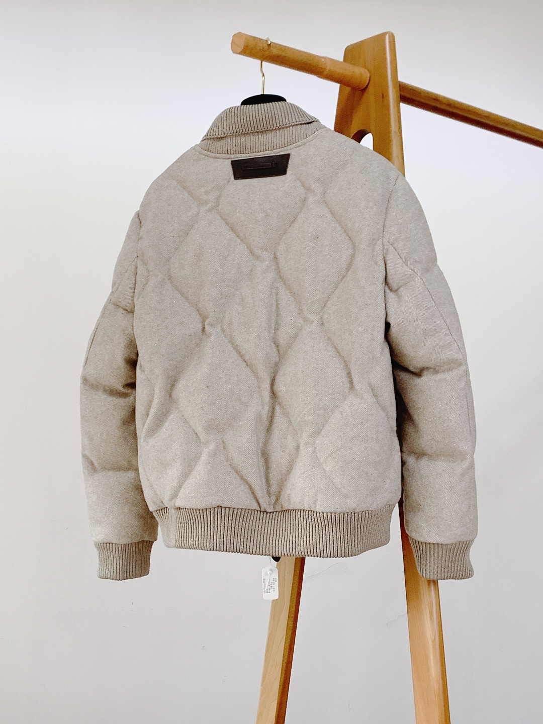 LoroPiana L.P FW秋冬新品 休闲夹克羽绒服。选用高支羊毛面料打造衣身，面料表面呈现细腻的人