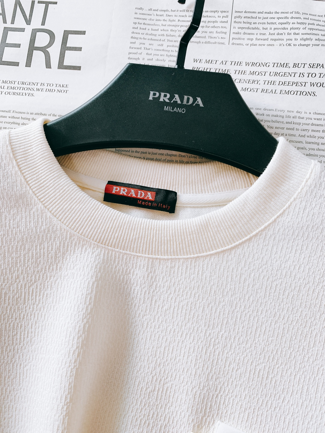 Prada 普拉达 2025FW秋冬新品 休闲长袖打底衫，把意式极简与品牌标识感揉合得恰到好处。面料自带