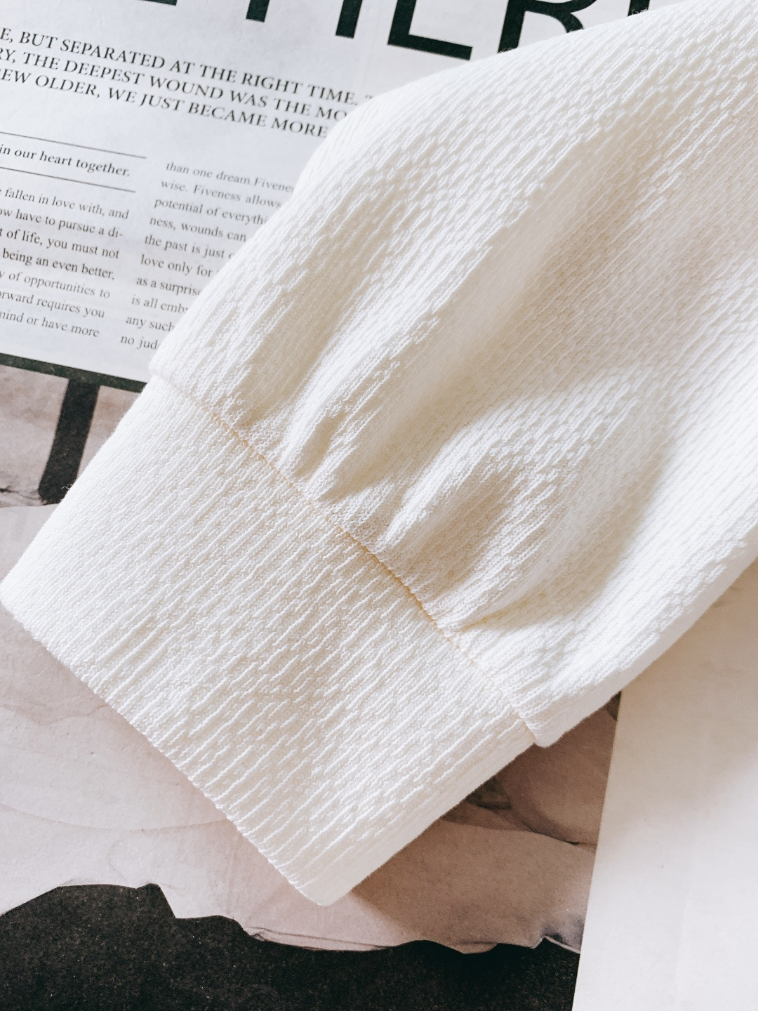 Prada 普拉达 2025FW秋冬新品 休闲长袖打底衫，把意式极简与品牌标识感揉合得恰到好处。面料自带