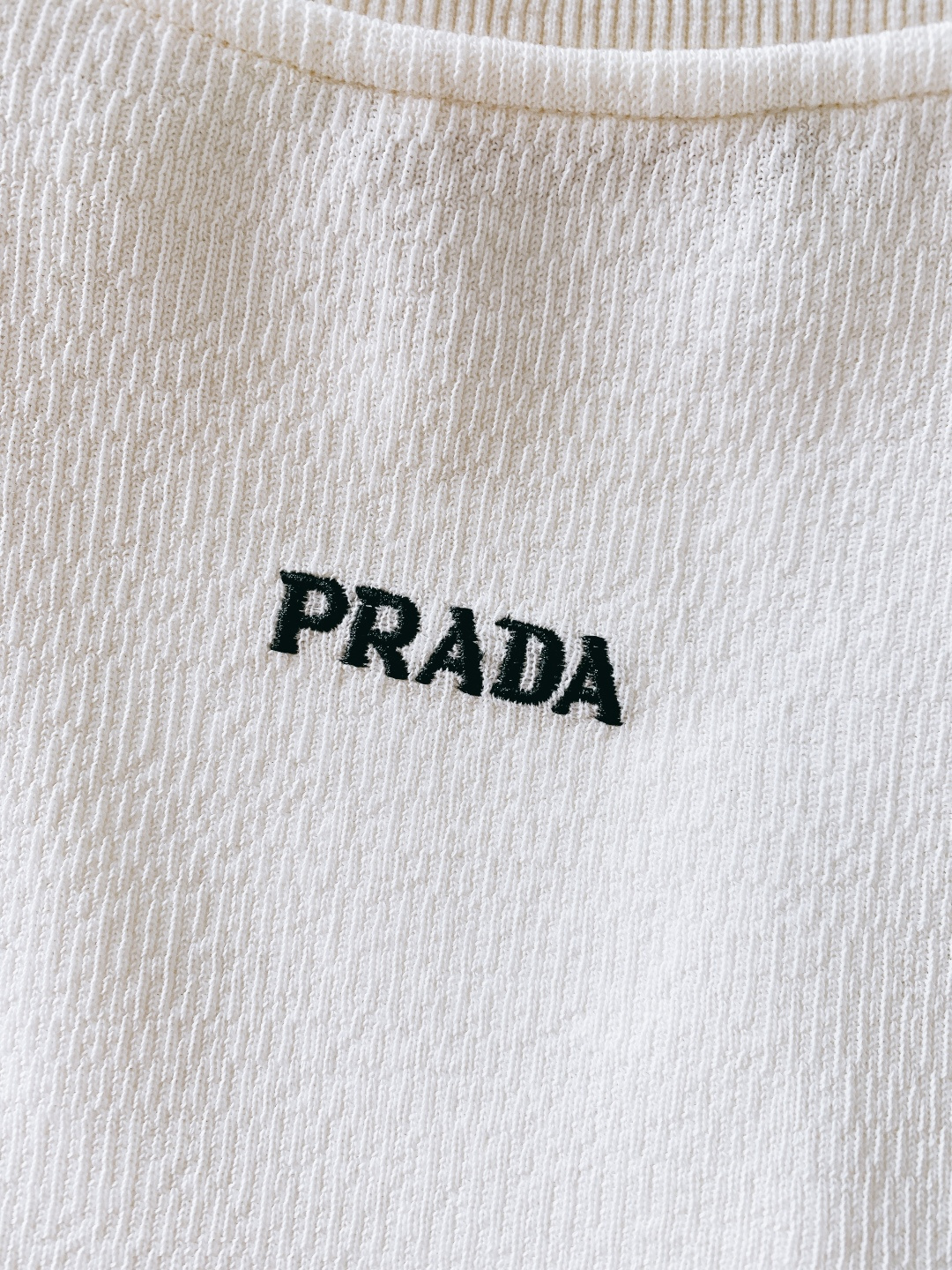 Prada 普拉达 2025FW秋冬新品 休闲长袖打底衫，把意式极简与品牌标识感揉合得恰到好处。面料自带
