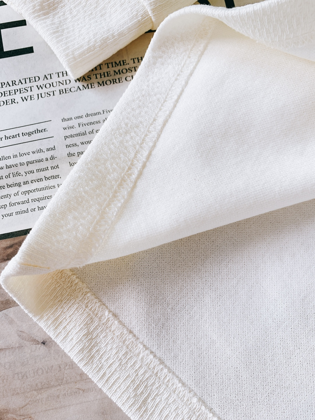 Prada 普拉达 2025FW秋冬新品 休闲长袖打底衫，把意式极简与品牌标识感揉合得恰到好处。面料自带