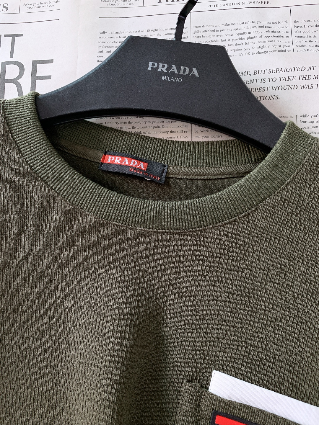 Prada 普拉达 2025FW秋冬新品 休闲长袖打底衫，把意式极简与品牌标识感揉合得恰到好处。面料自带