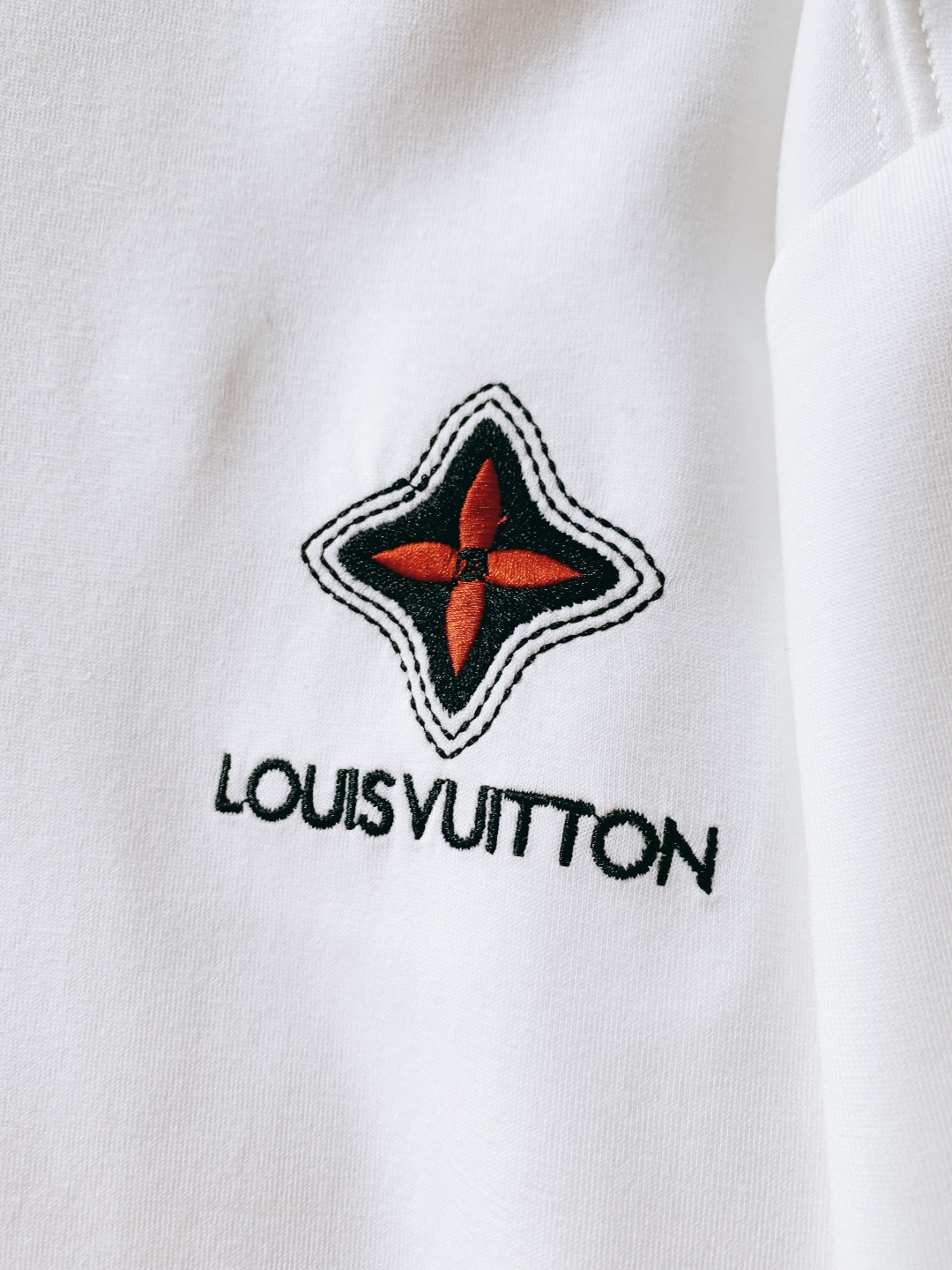 LouisVuitton 路易威登 2025FW秋冬新品 休闲长袖打底衫，将经典Monogram元素以刺