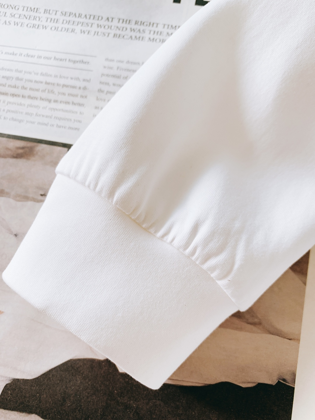 LouisVuitton 路易威登 2025FW秋冬新品 休闲长袖打底衫，将经典Monogram元素以刺