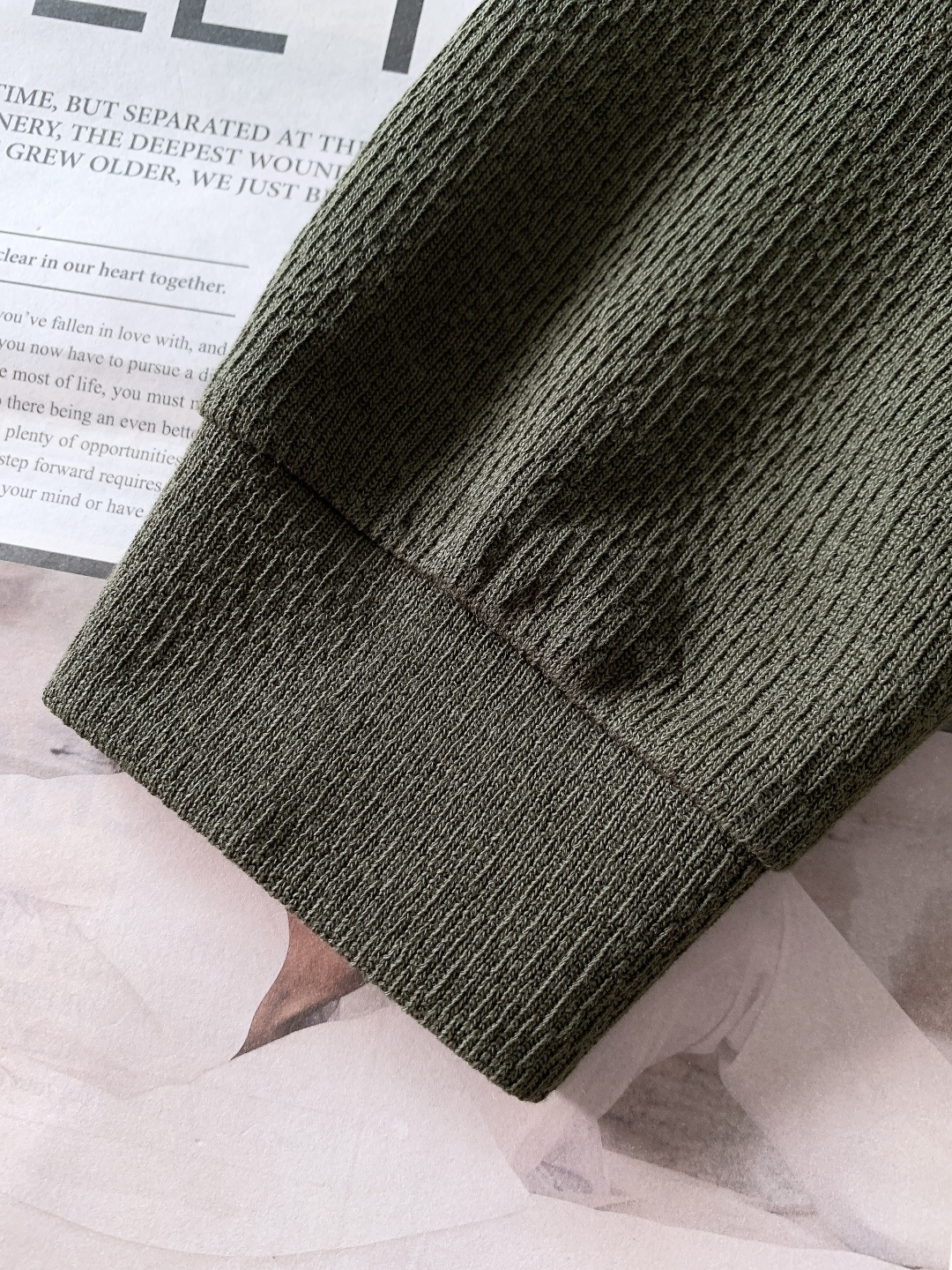 Prada 普拉达 2025FW秋冬新品 休闲长袖打底衫，把意式极简与品牌标识感揉合得恰到好处。面料自带