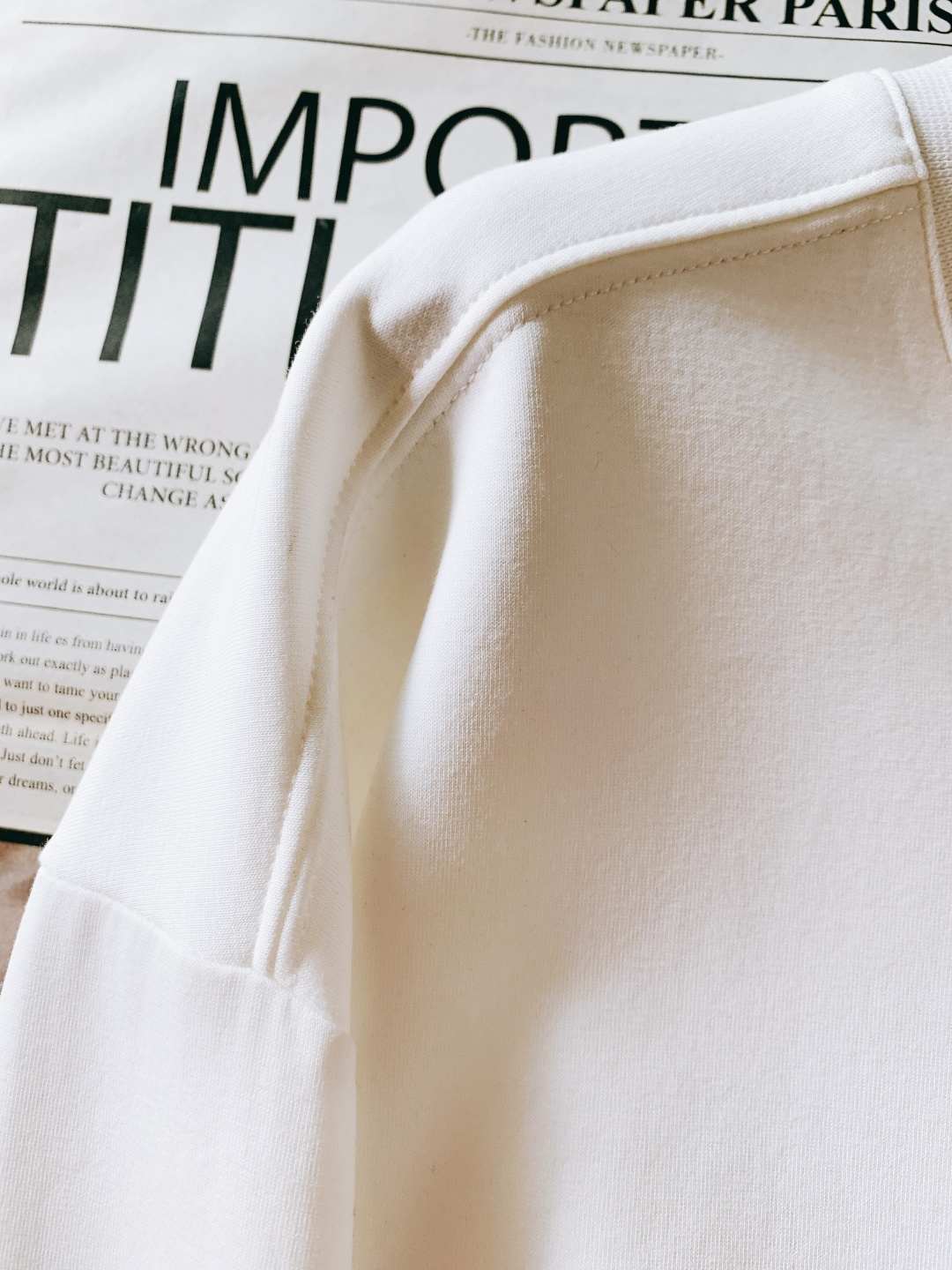 LouisVuitton 路易威登 2025FW秋冬新品 休闲长袖打底衫，将经典Monogram元素以刺