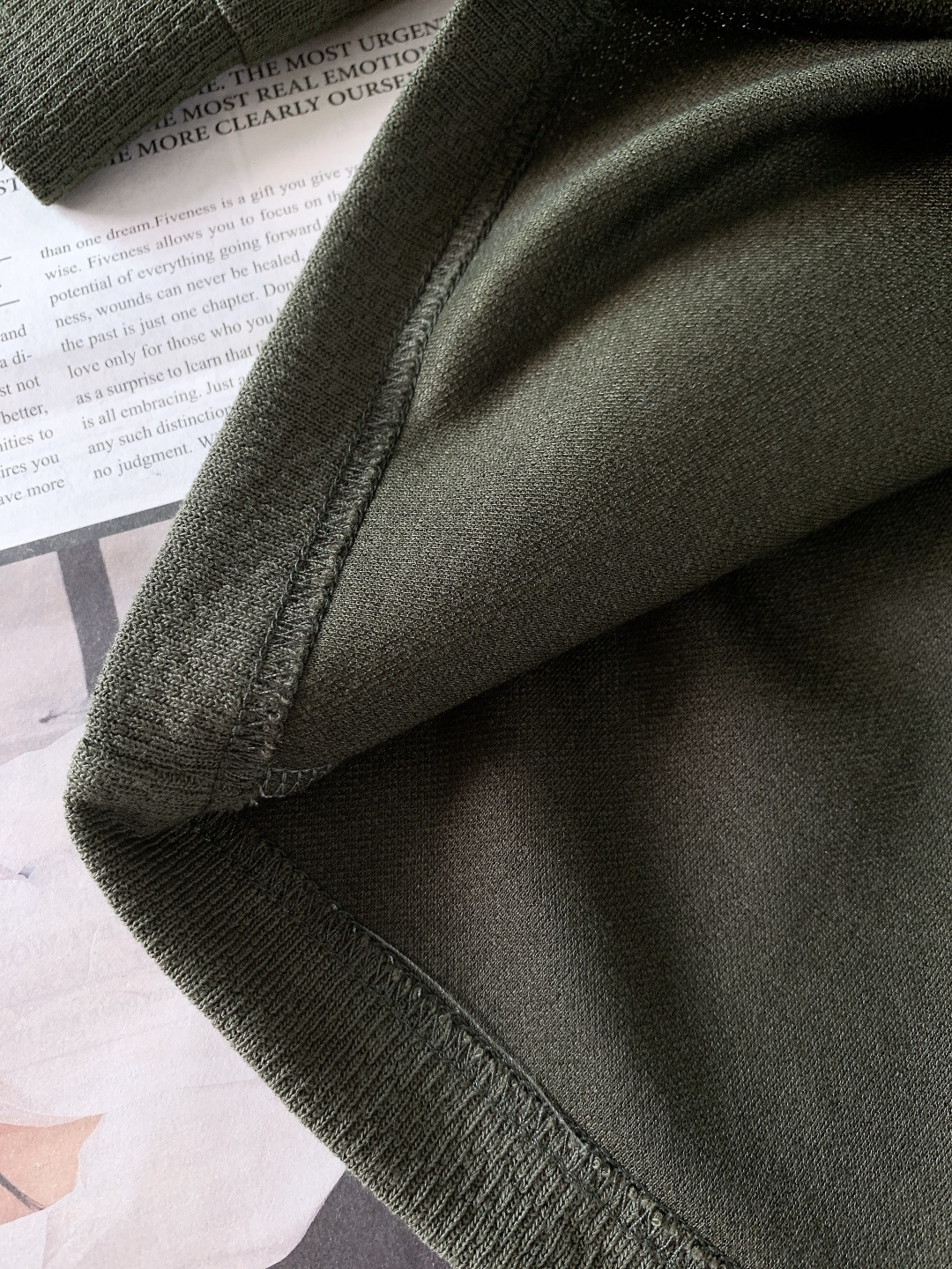 Prada 普拉达 2025FW秋冬新品 休闲长袖打底衫，把意式极简与品牌标识感揉合得恰到好处。面料自带