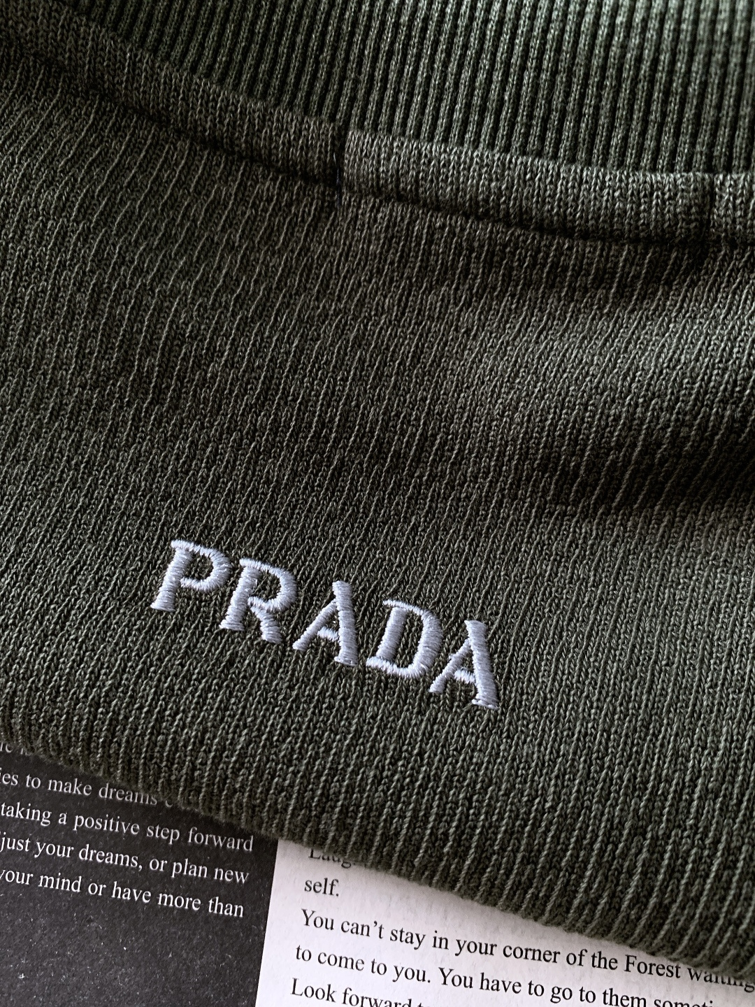 Prada 普拉达 2025FW秋冬新品 休闲长袖打底衫，把意式极简与品牌标识感揉合得恰到好处。面料自带