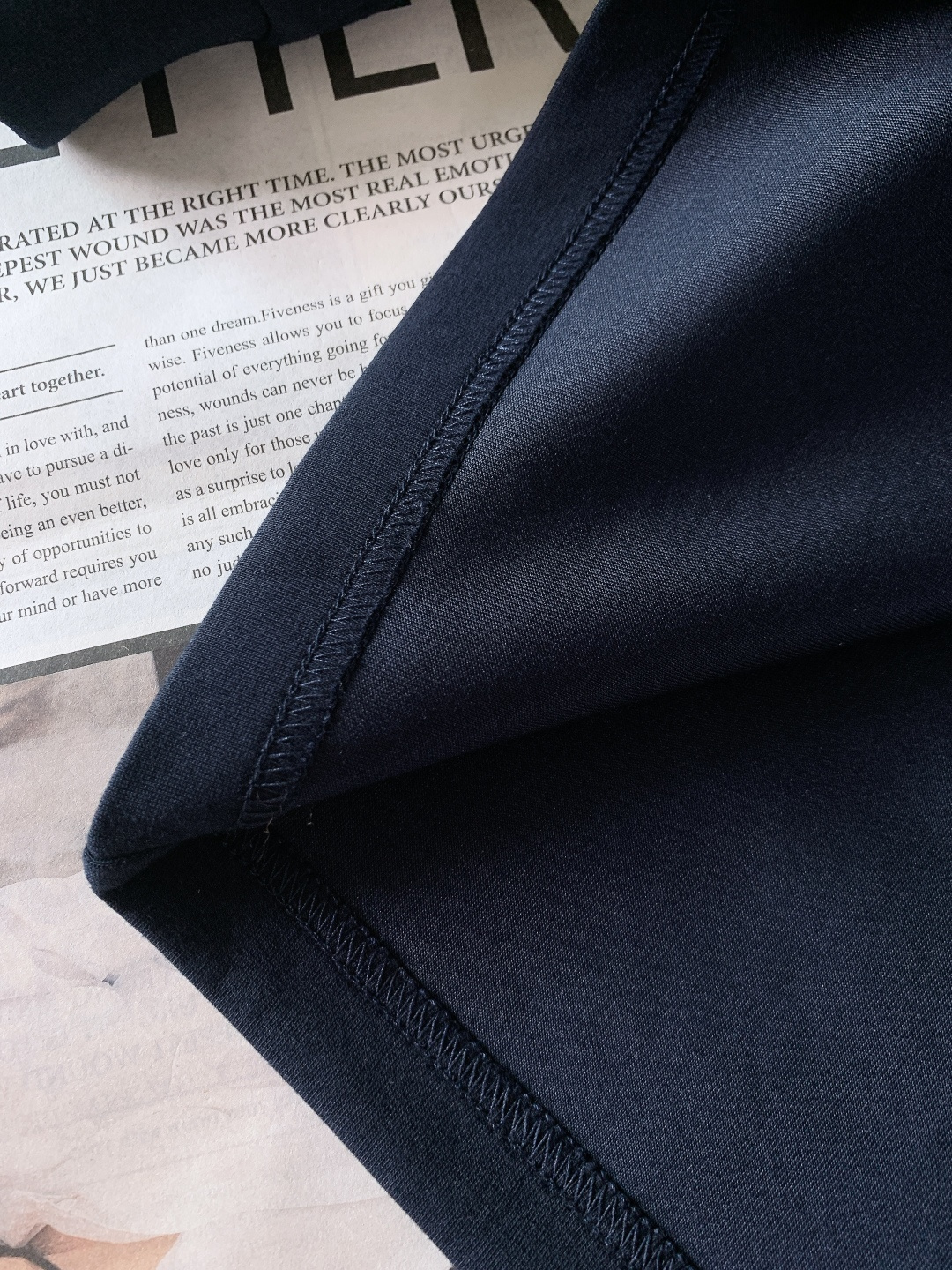 LouisVuitton 路易威登 2025FW秋冬新品 休闲长袖打底衫，将经典Monogram元素以刺