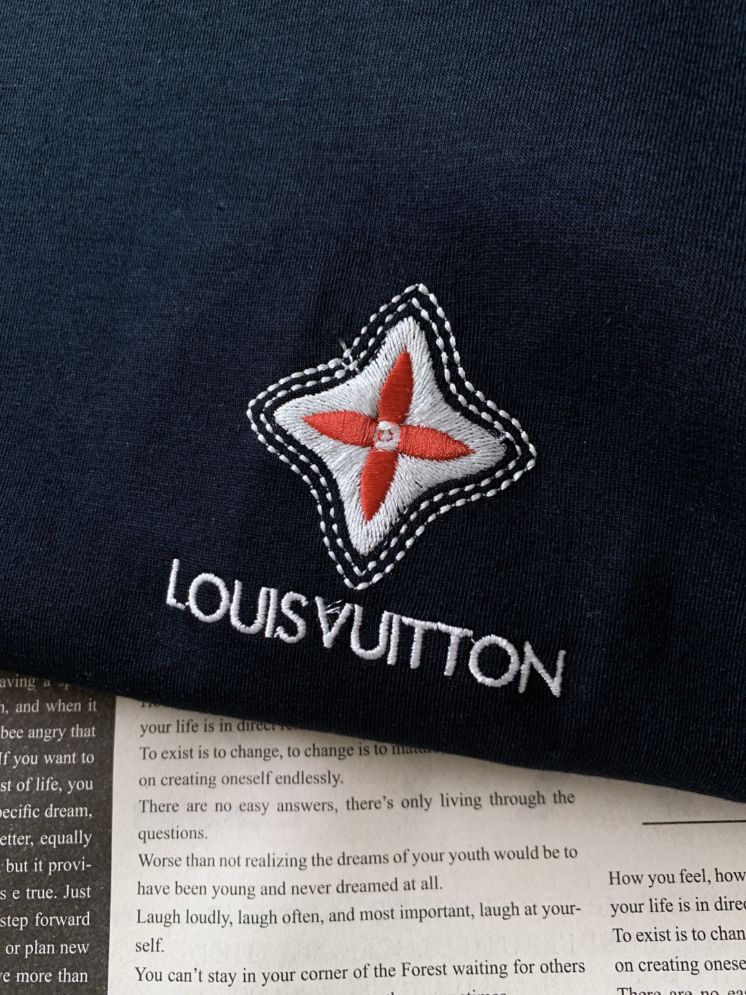 LouisVuitton 路易威登 2025FW秋冬新品 休闲长袖打底衫，将经典Monogram元素以刺