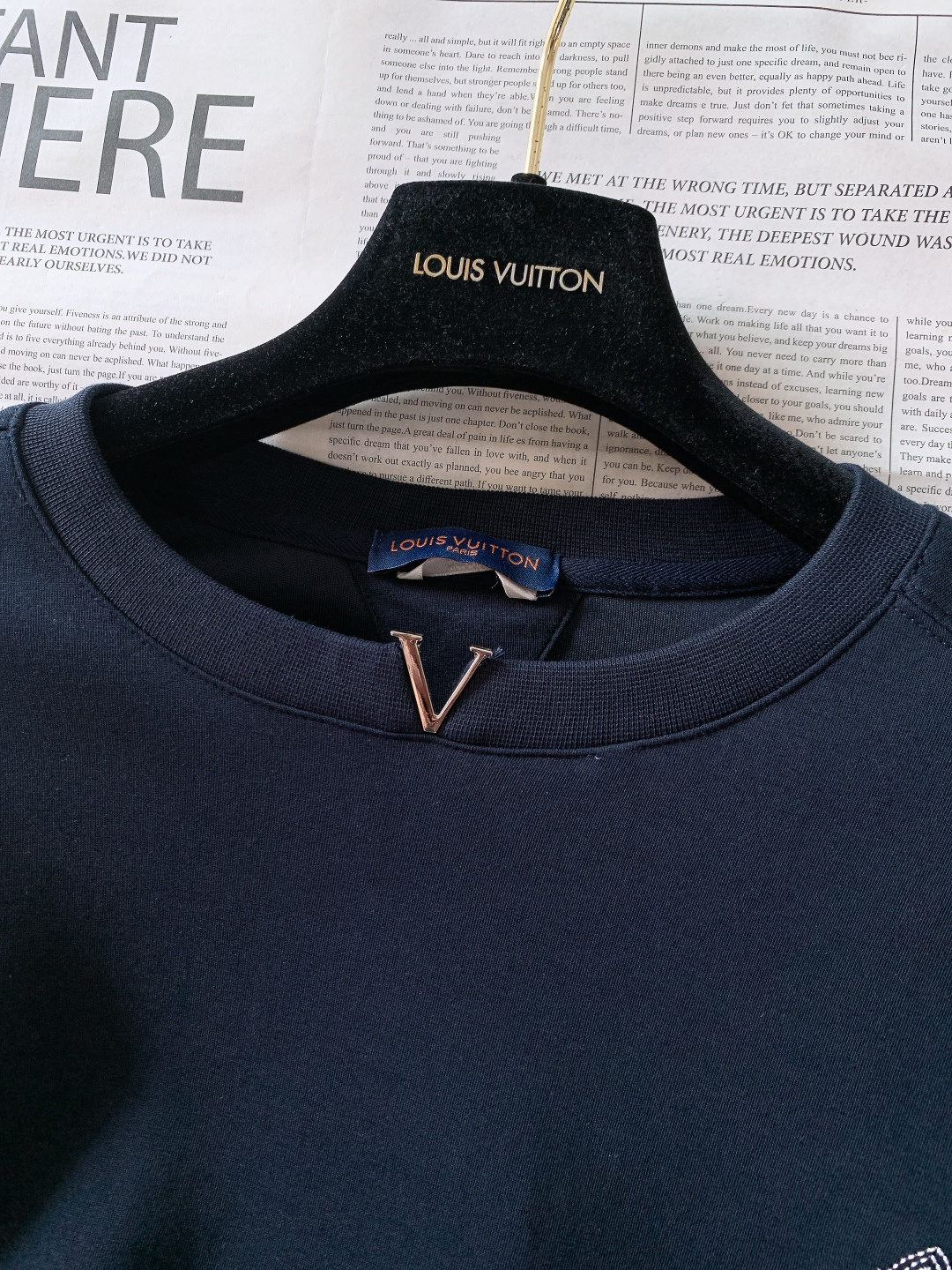 LouisVuitton 路易威登 2025FW秋冬新品 休闲长袖打底衫，将经典Monogram元素以刺