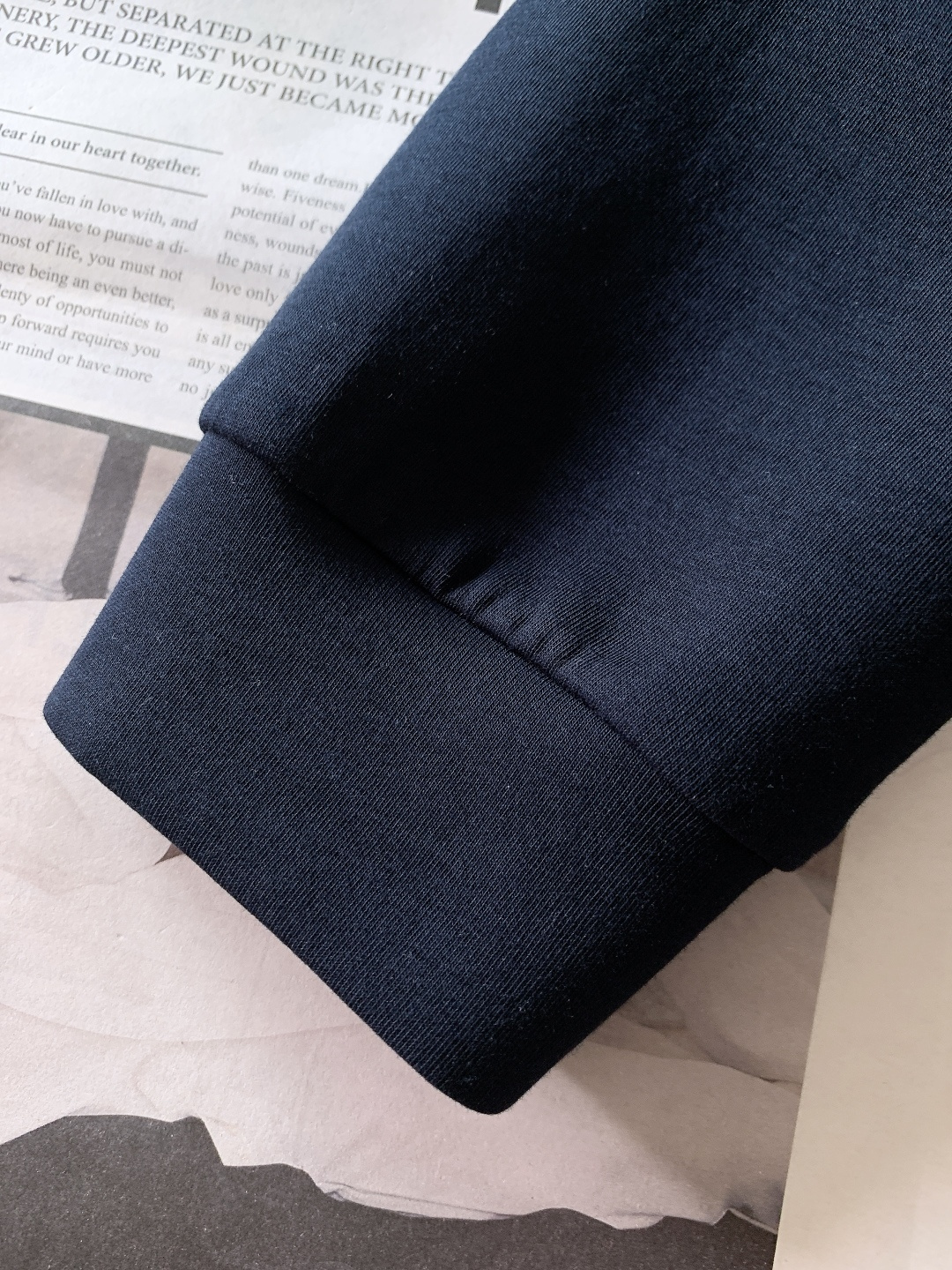 LouisVuitton 路易威登 2025FW秋冬新品 休闲长袖打底衫，将经典Monogram元素以刺