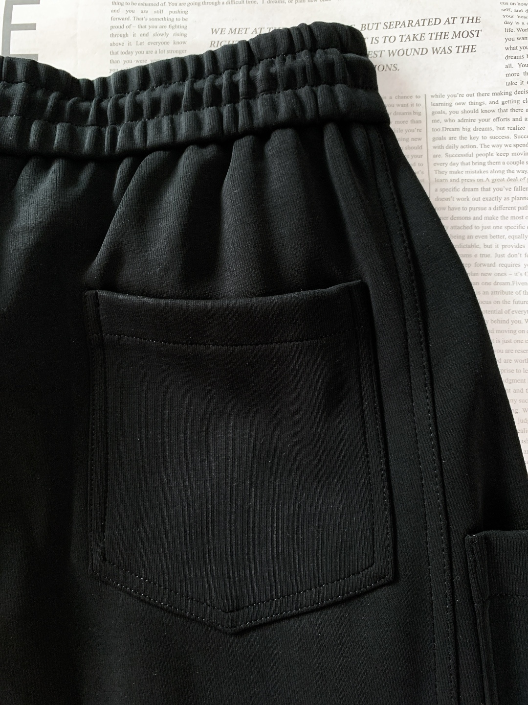 LouisVuitton 路易威登 2025FW秋冬新品 刺绣抽绳休闲裤时尚系列，独特设计，抽绳休闲长裤