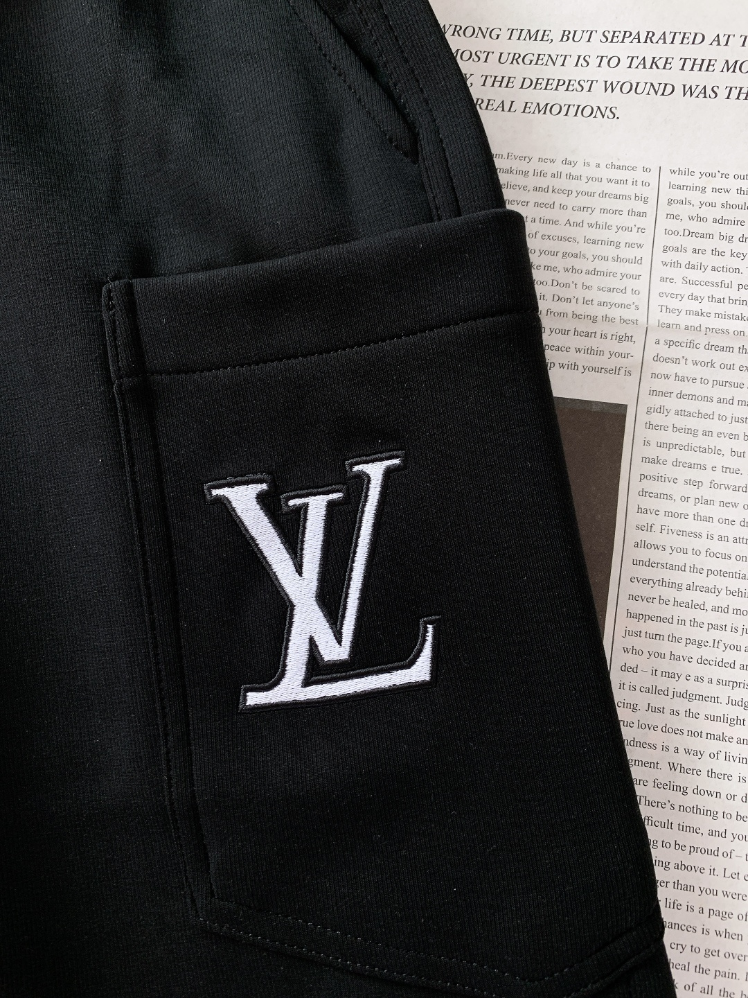 LouisVuitton 路易威登 2025FW秋冬新品 刺绣抽绳休闲裤时尚系列，独特设计，抽绳休闲长裤