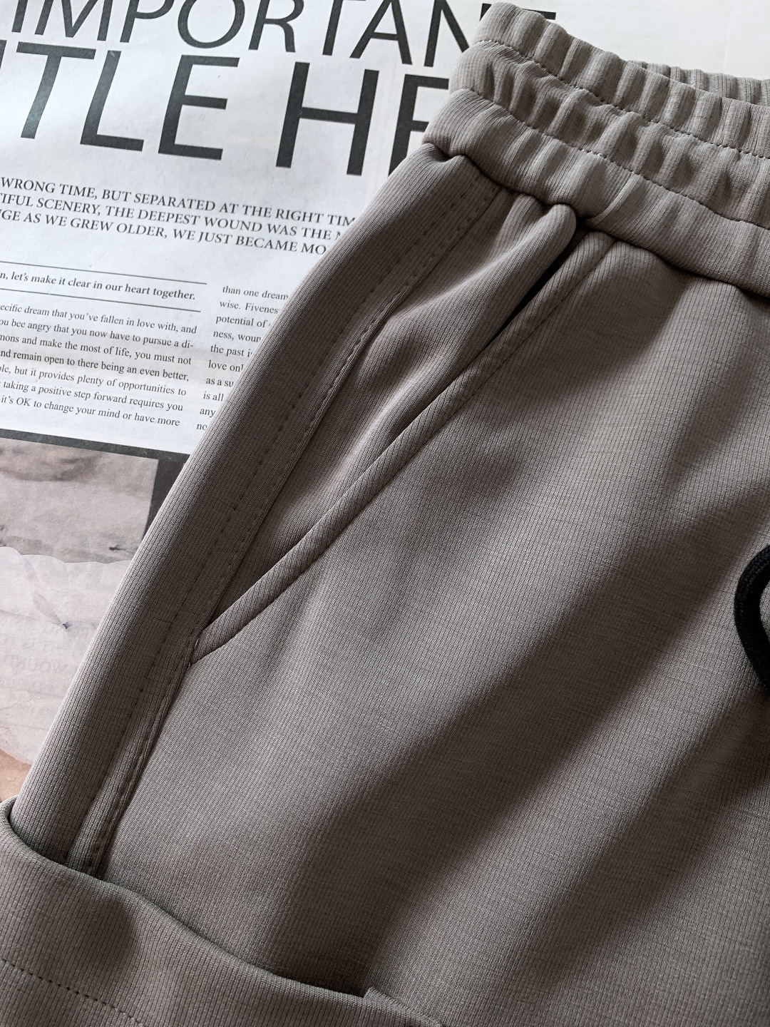 LouisVuitton 路易威登 2025FW秋冬新品 刺绣抽绳休闲裤时尚系列，独特设计，抽绳休闲长裤